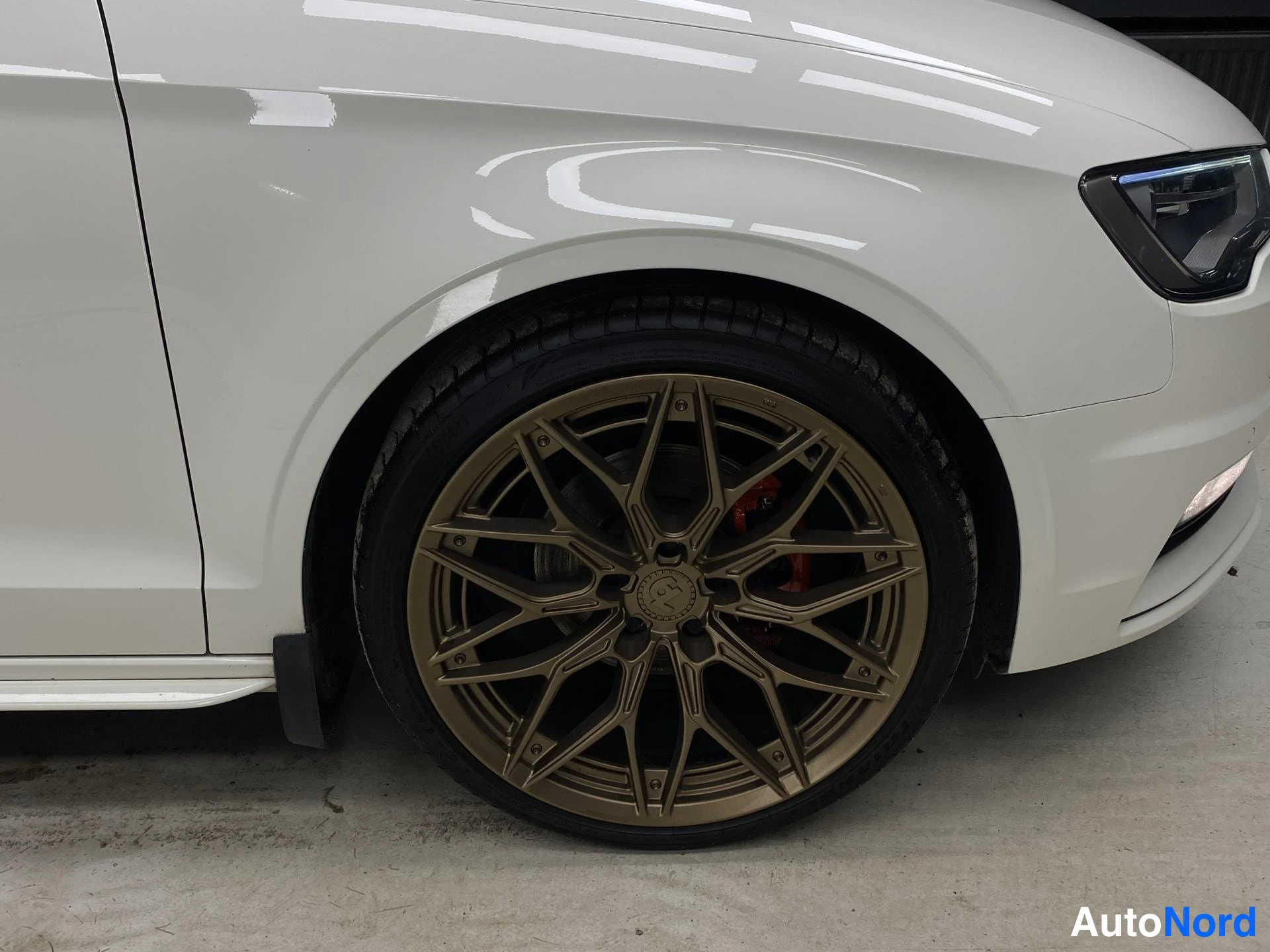 Vit Audi A3 2015, snett framifrån, fronten åt höger, bild 5