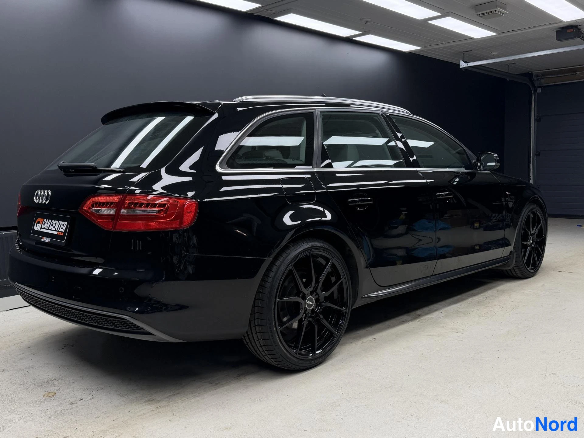 Musta Audi A4 2015, takaviisto, kuva 3