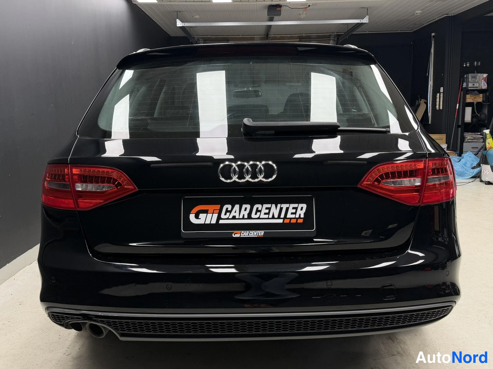 Musta Audi A4 2015, takaa, kuva 4