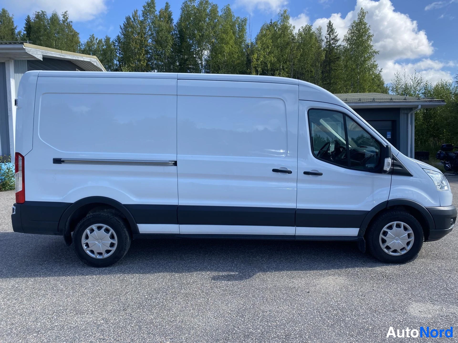 Valkoinen Ford Transit 2019, sivulta, kuva 5