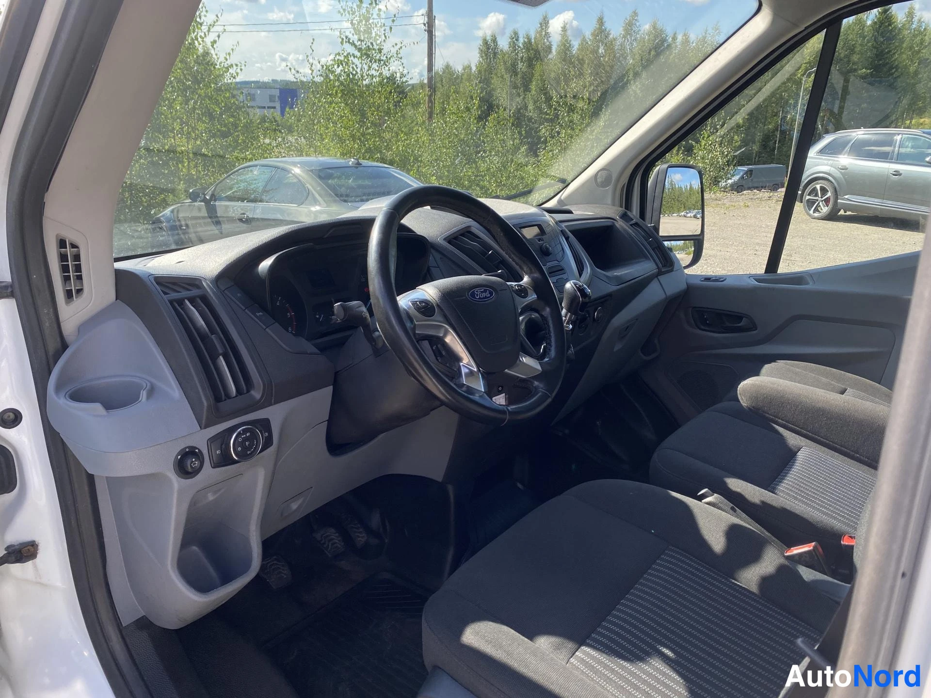 Valkoinen Ford Transit 2019, kuva 17