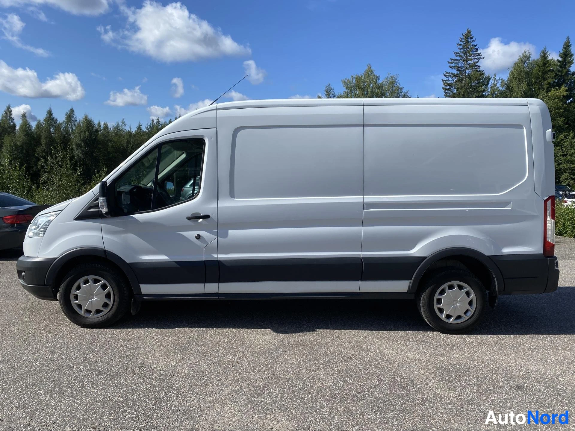 Valkoinen Ford Transit 2019, sivulta, kuva 4