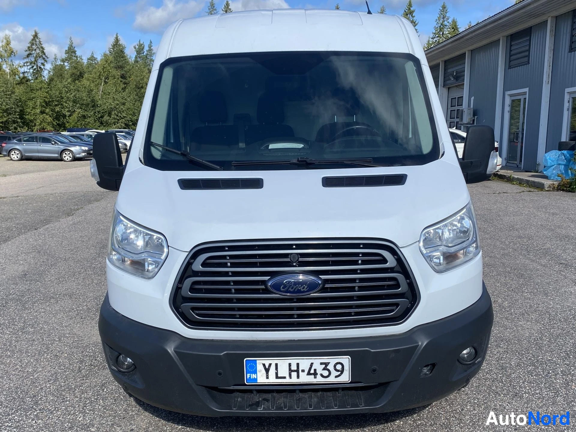 Valkoinen Ford Transit 2019, edestä, kuva 3