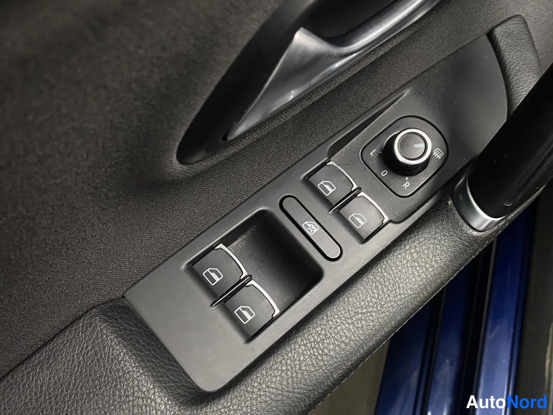 Sininen Volkswagen Passat CC 2011, kuva 25