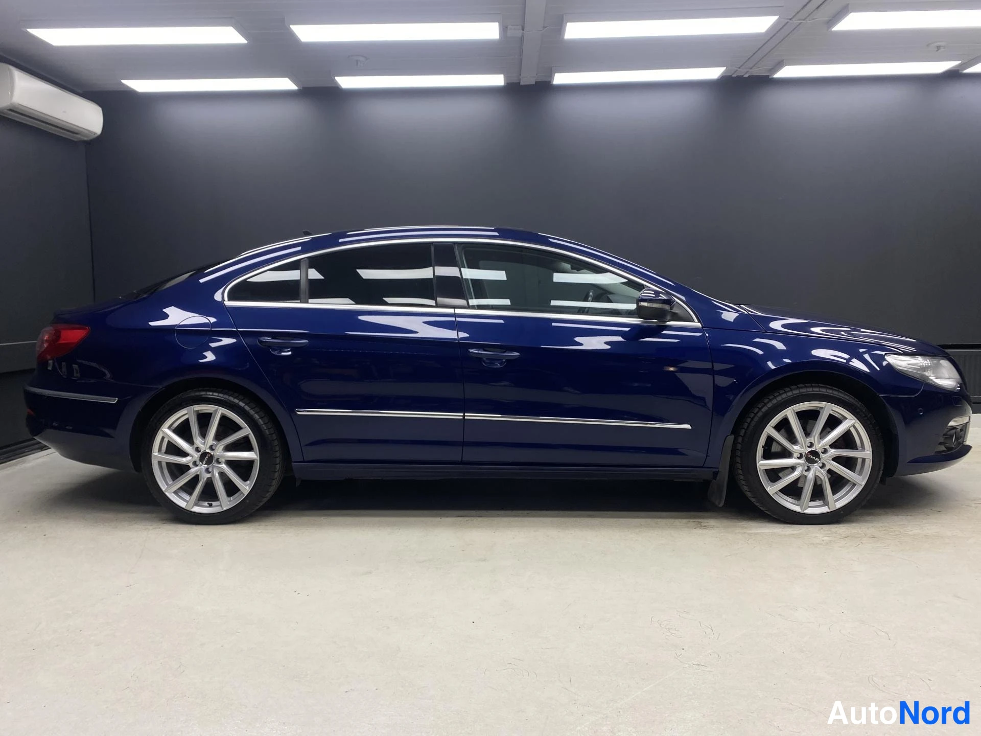 Sininen Volkswagen Passat CC 2011, sivulta, kuva 4