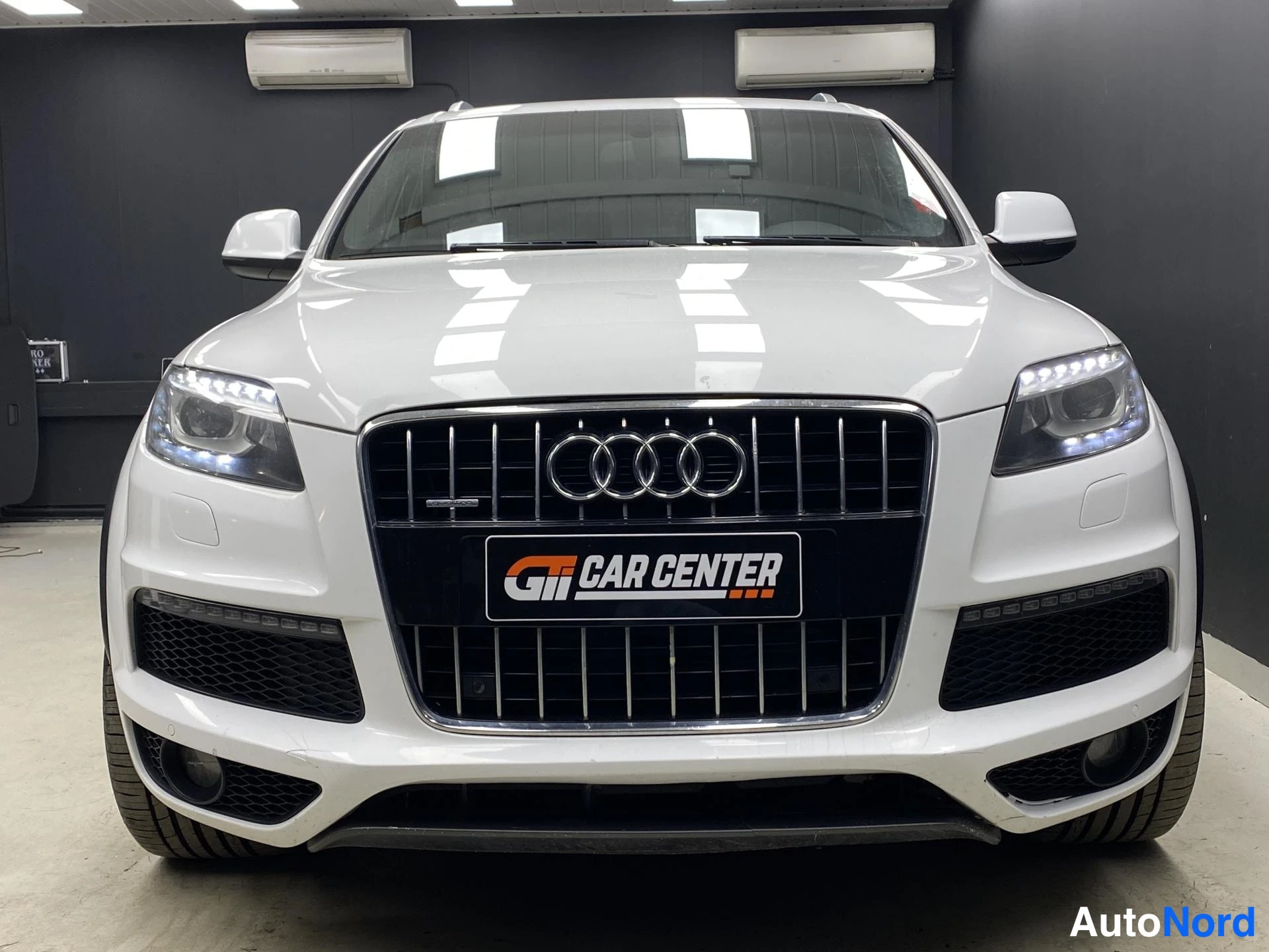 Valkoinen Audi Q7 2010, edestä, kuva 3