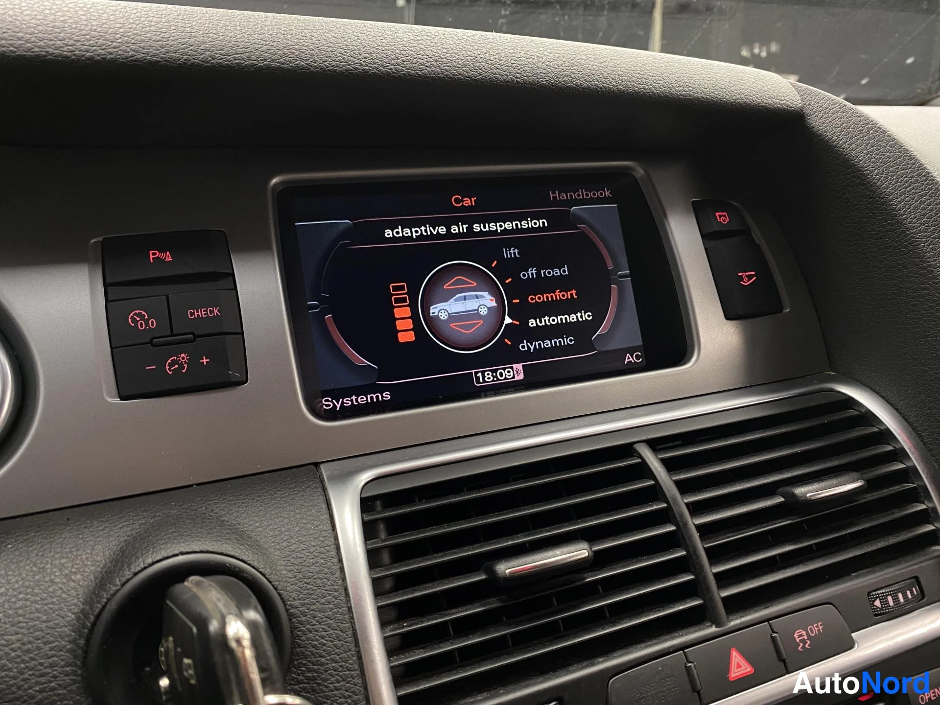 Valkoinen Audi Q7 2010, kuva 15
