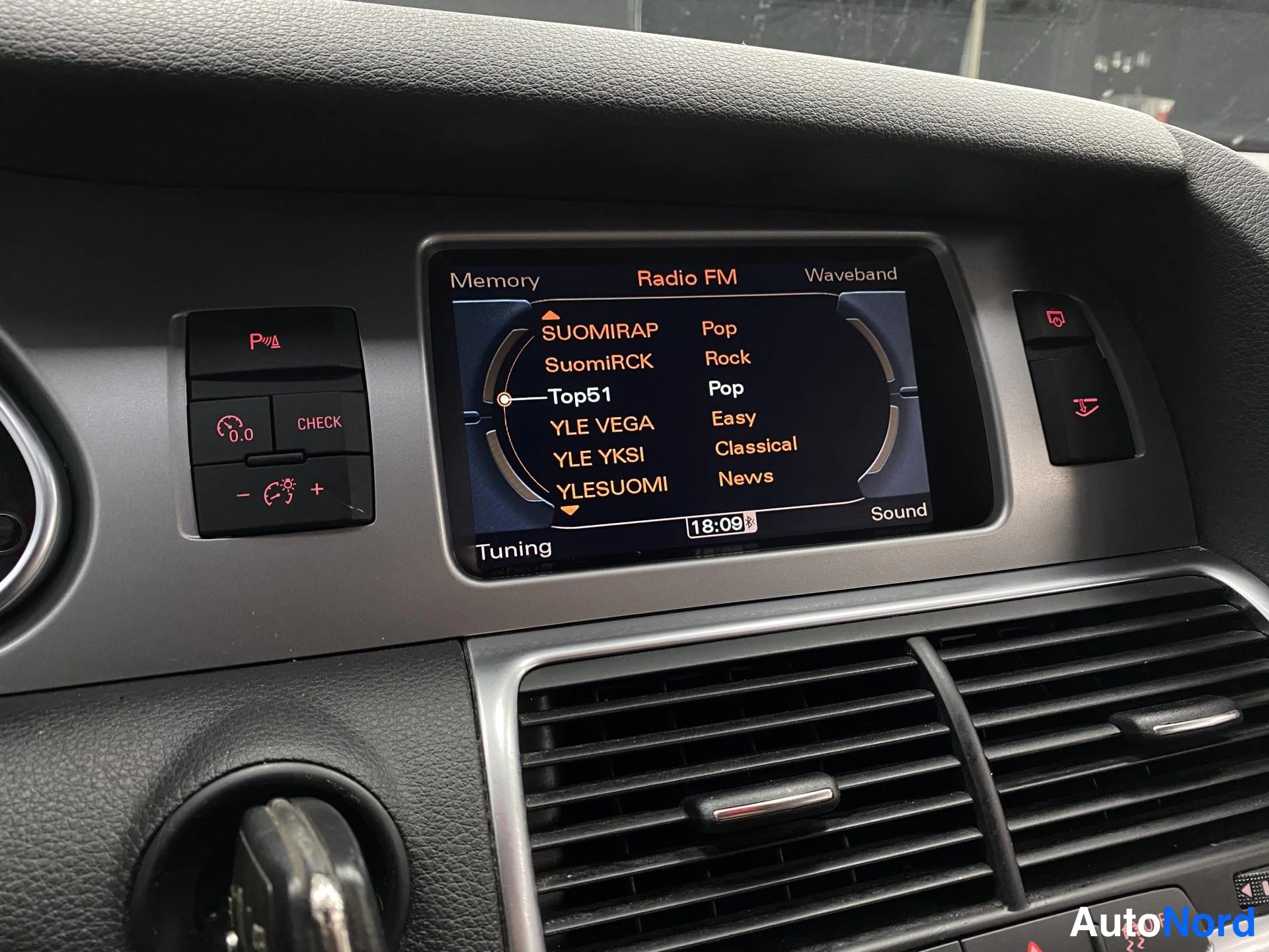 Valkoinen Audi Q7 2010, kuva 18