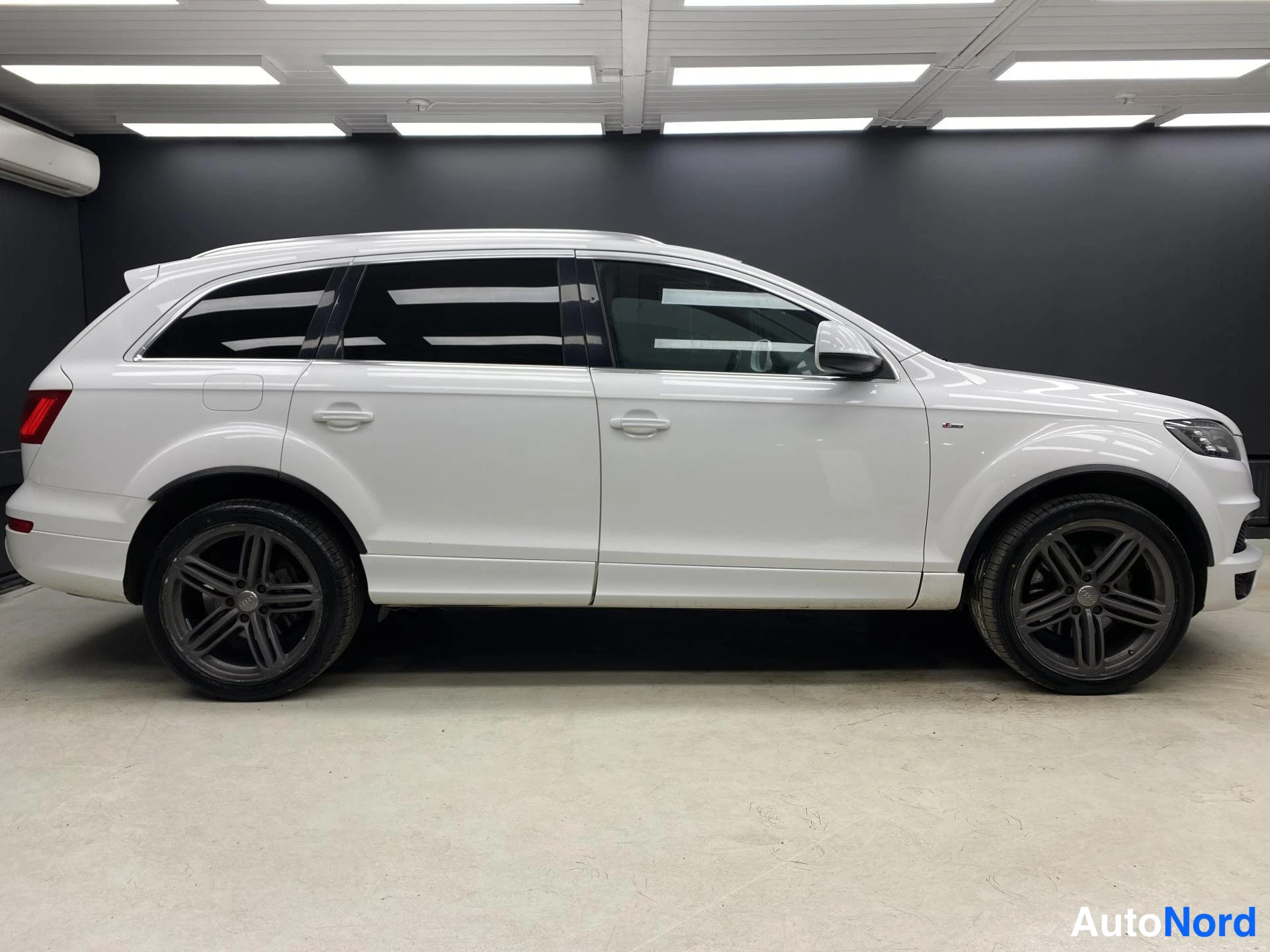 Valkoinen Audi Q7 2010, sivulta, kuva 4