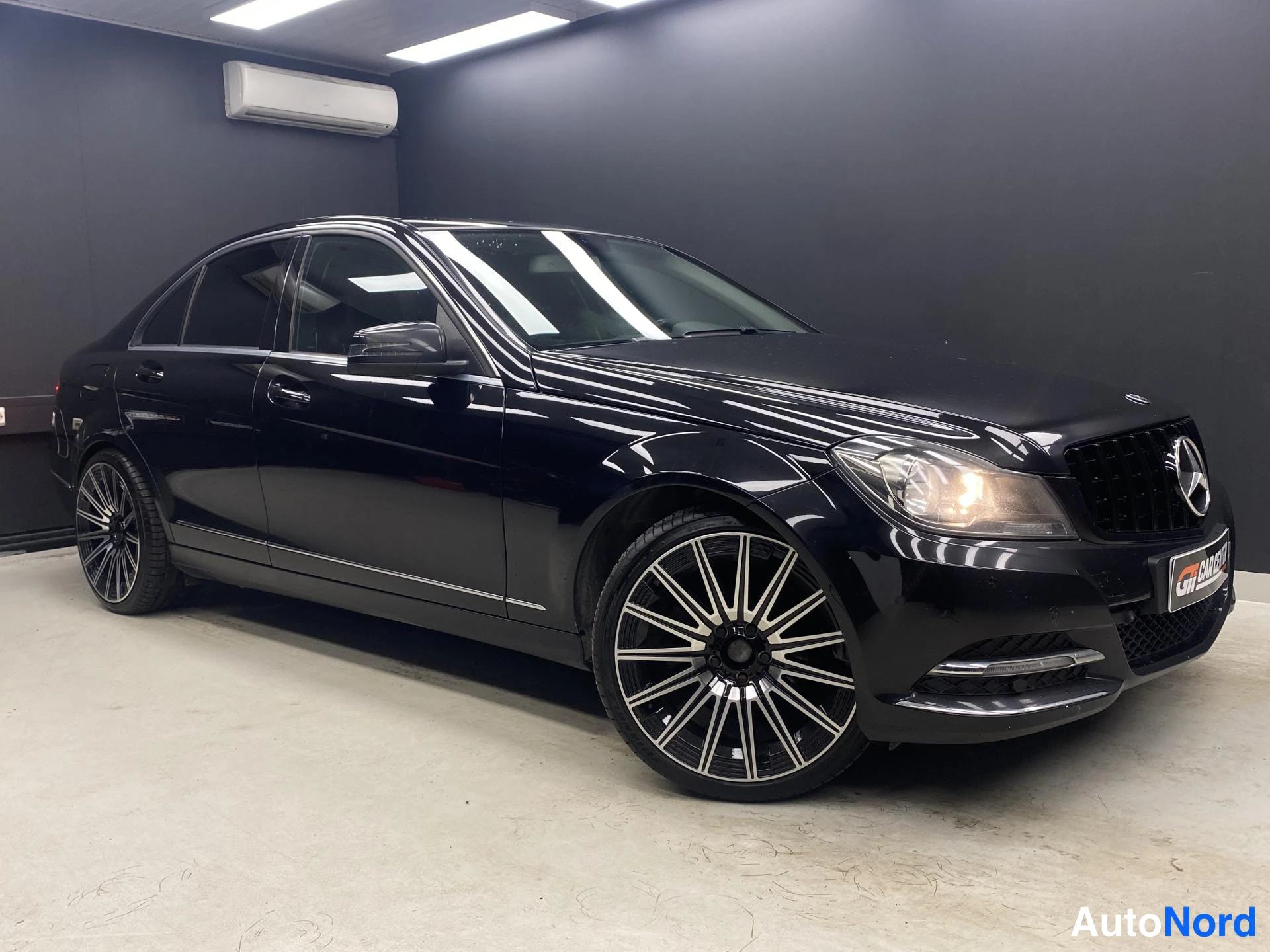 Musta Mercedes-Benz C 2013, etuviisto, keula oikealle, kuva 2