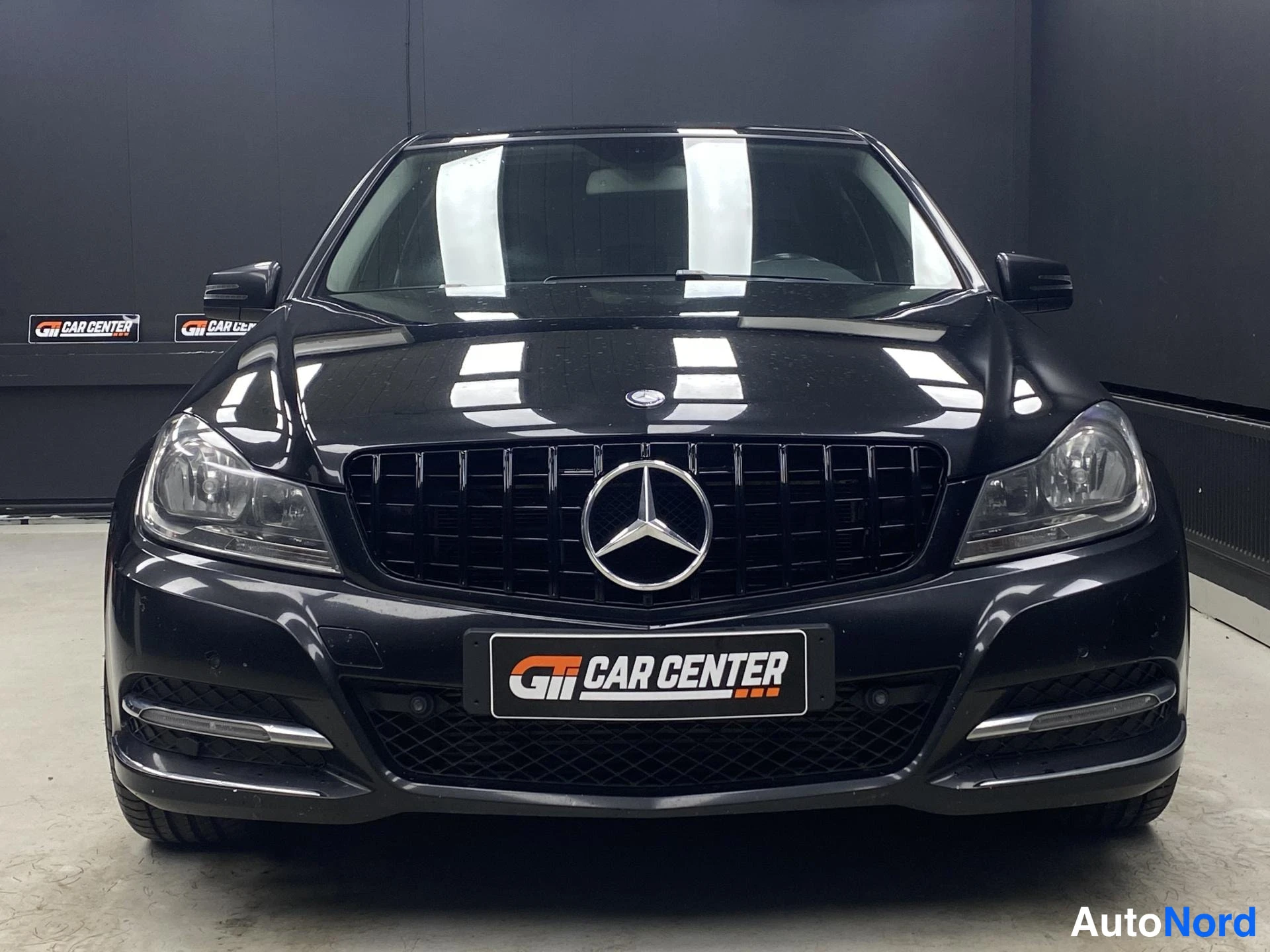 Musta Mercedes-Benz C 2013, edestä, kuva 3