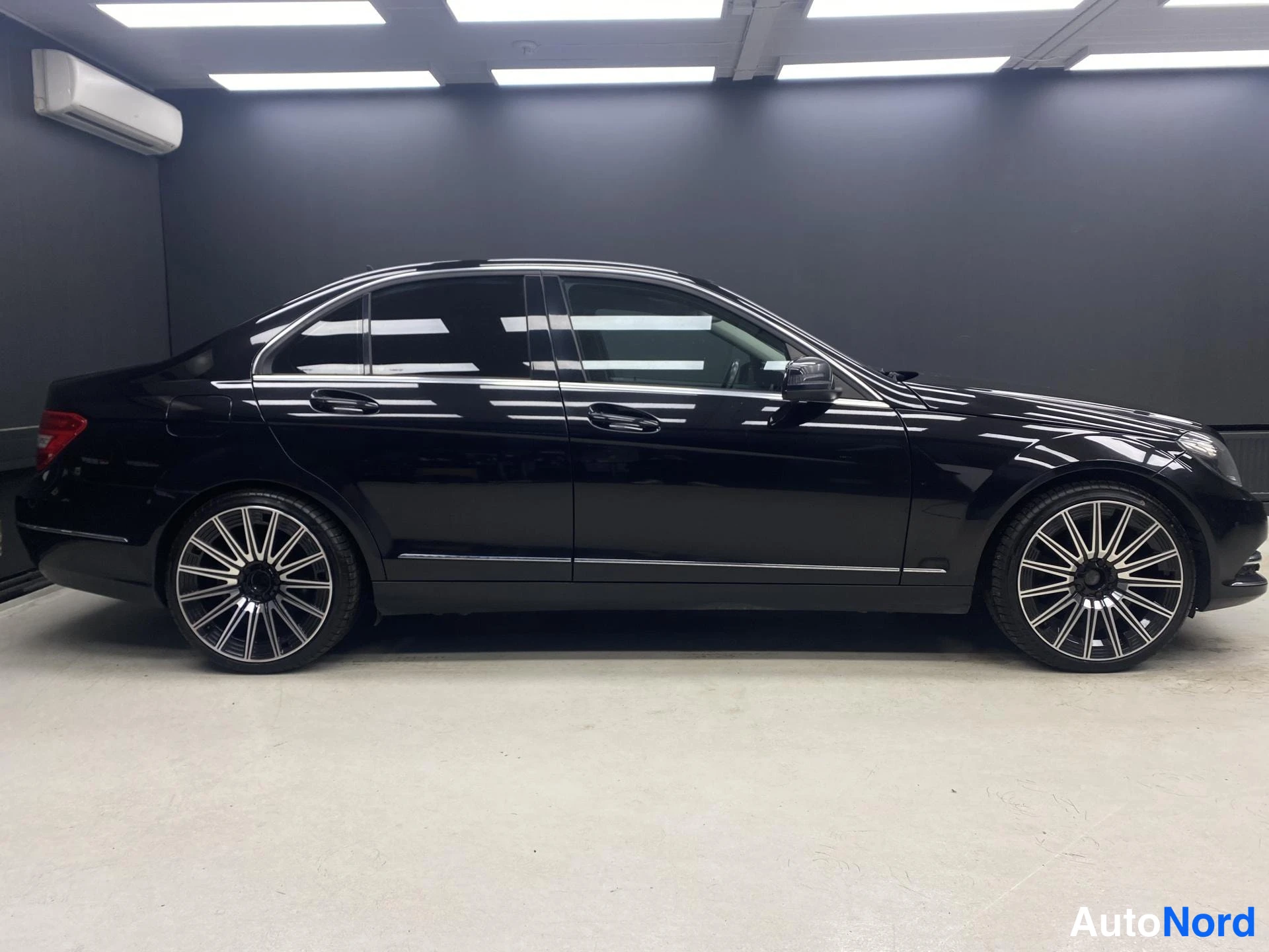 Musta Mercedes-Benz C 2013, sivulta, kuva 4