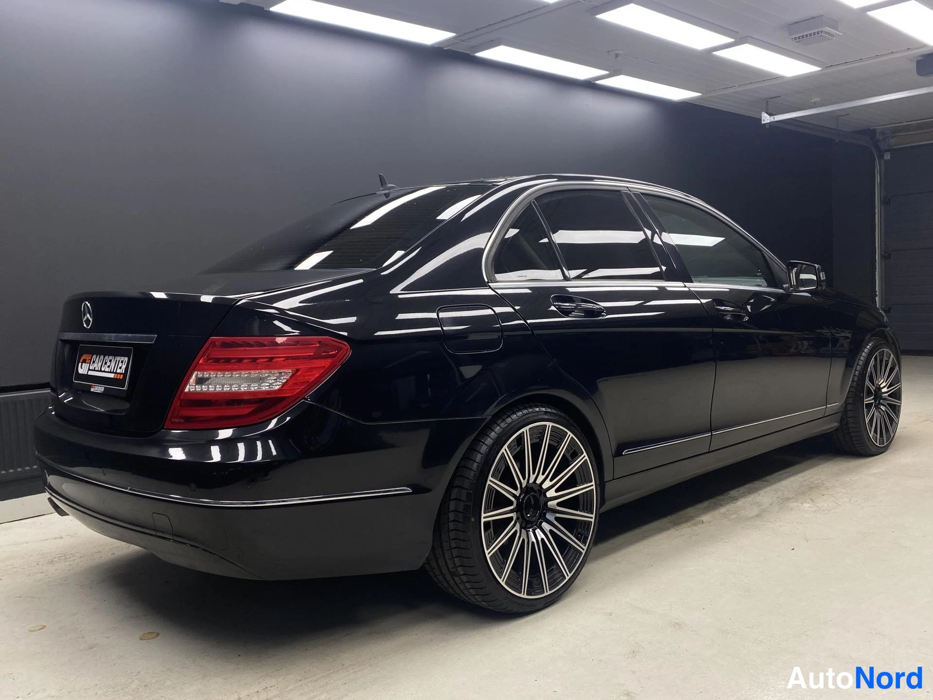Musta Mercedes-Benz C 2013, takaviisto, kuva 5