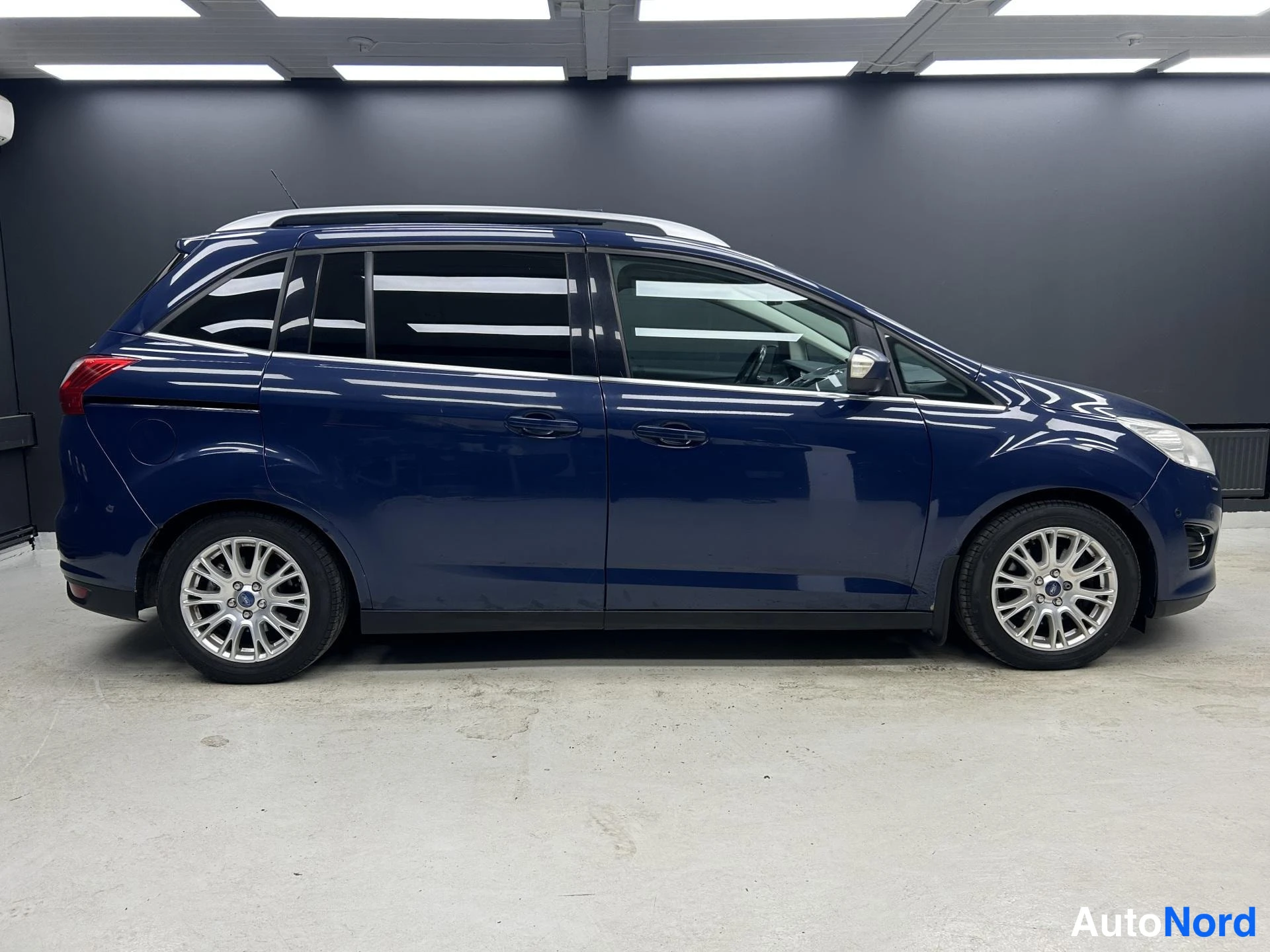 Sininen Ford C-MAX 2013, sivulta, kuva 5