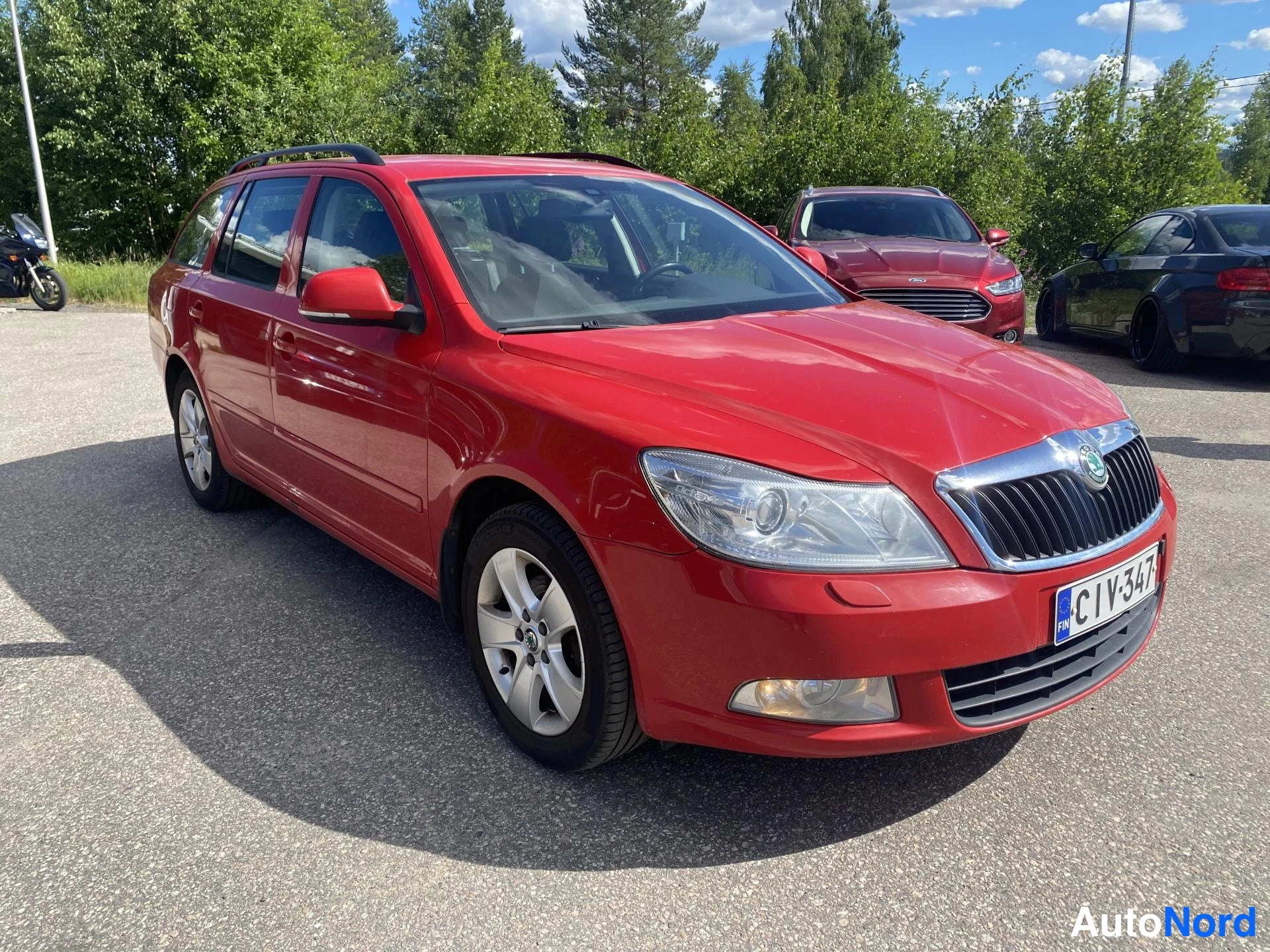 Punainen Skoda Octavia 2013, etuviisto, keula oikealle, kuva 2