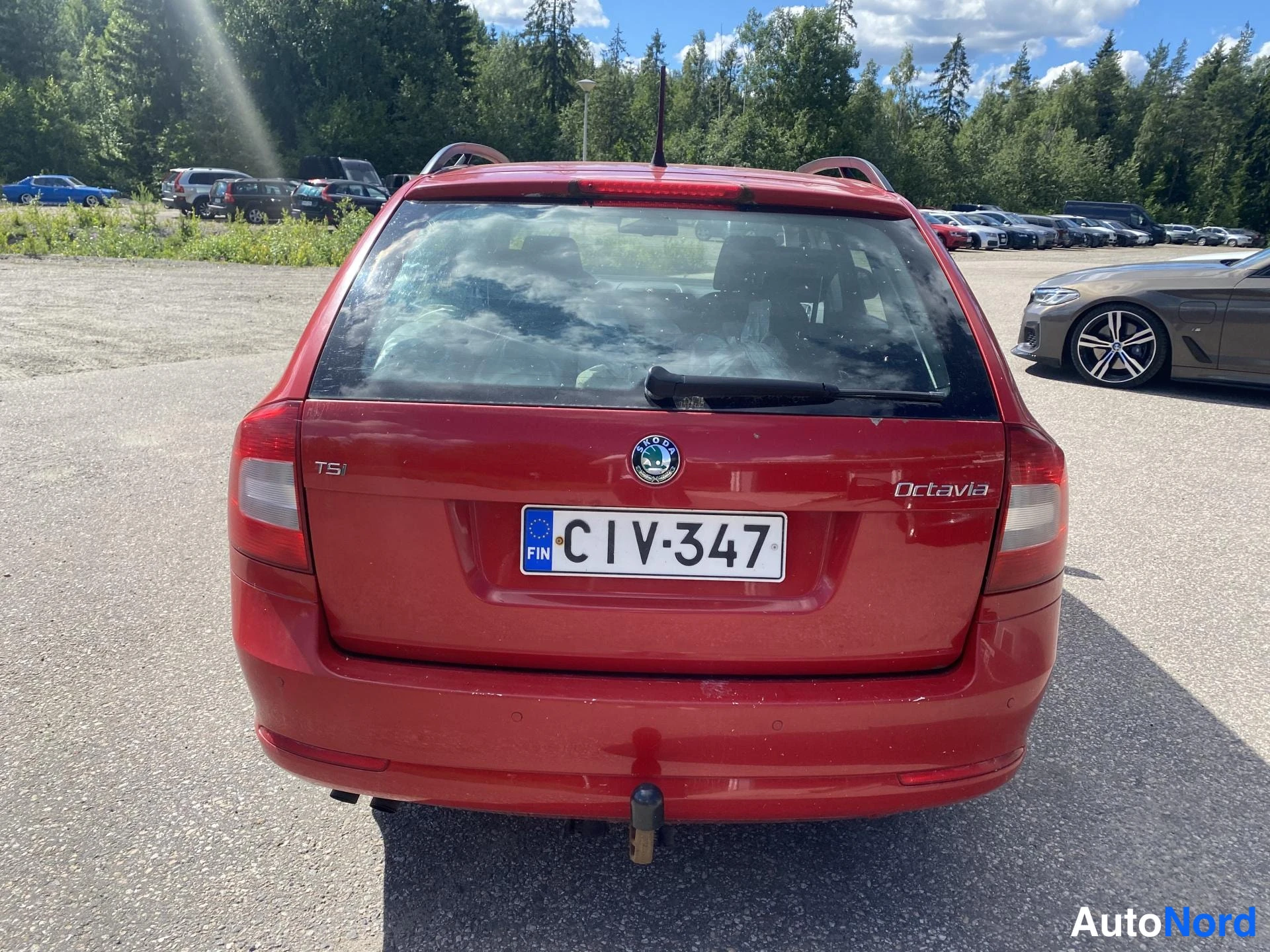 Punainen Skoda Octavia 2013, takaa, kuva 6