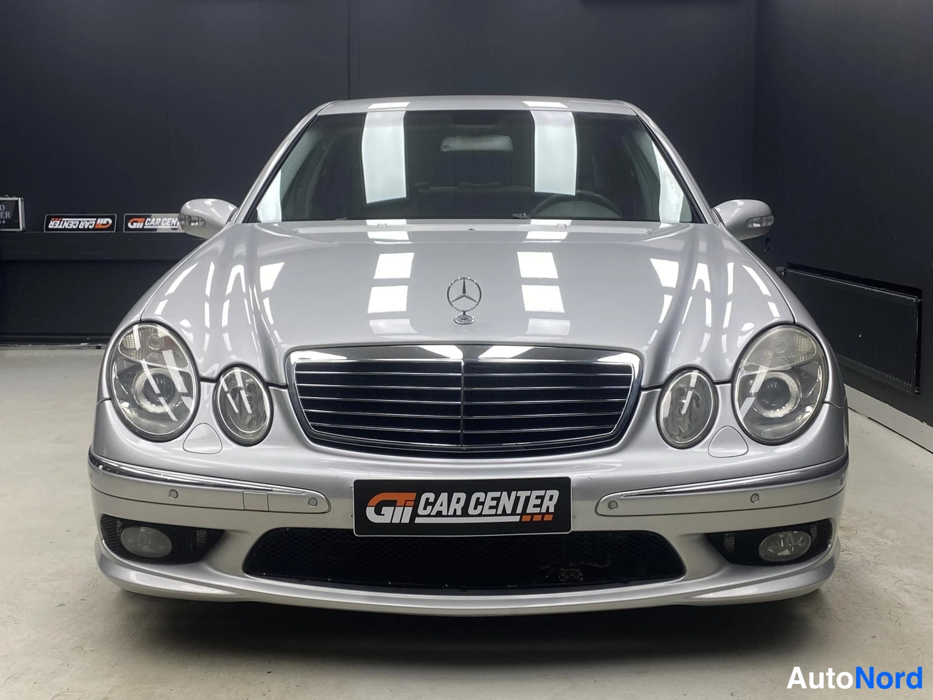 Harmaa Mercedes-Benz E 2005, edestä, kuva 3