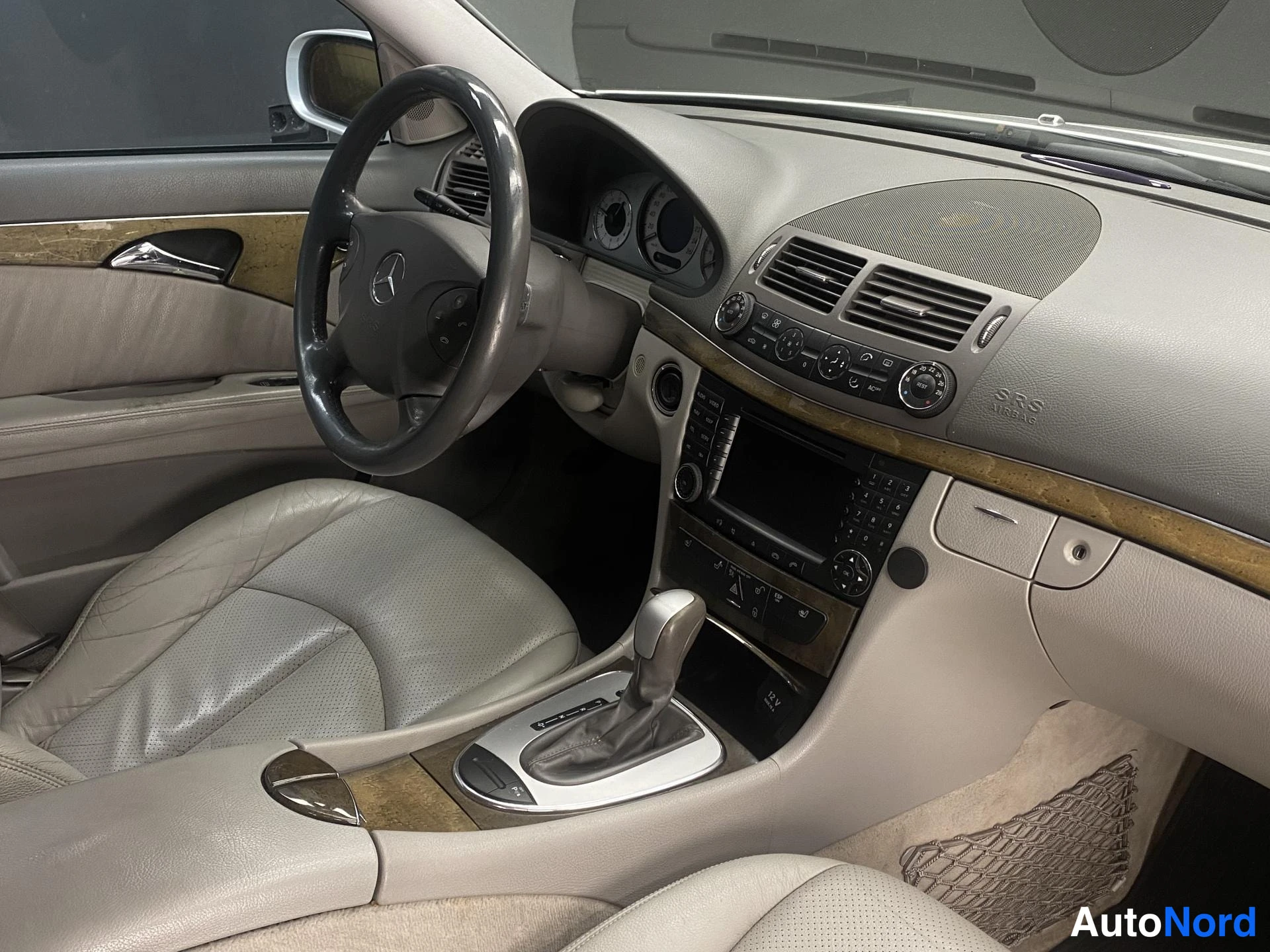 Harmaa Mercedes-Benz E 2005, kuva 12