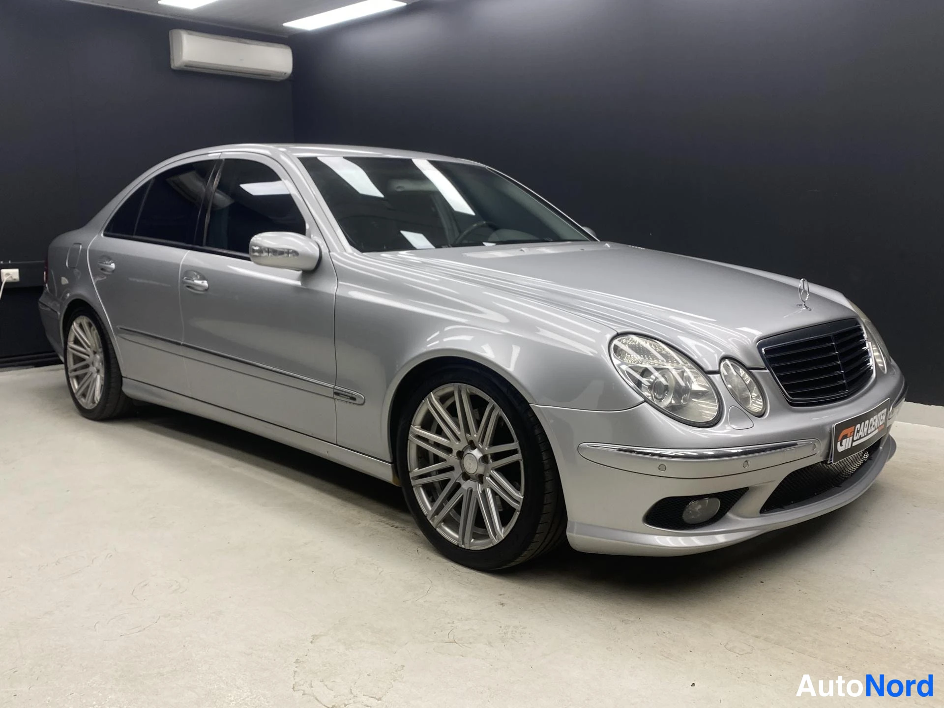 Harmaa Mercedes-Benz E 2005, etuviisto, keula oikealle, kuva 2