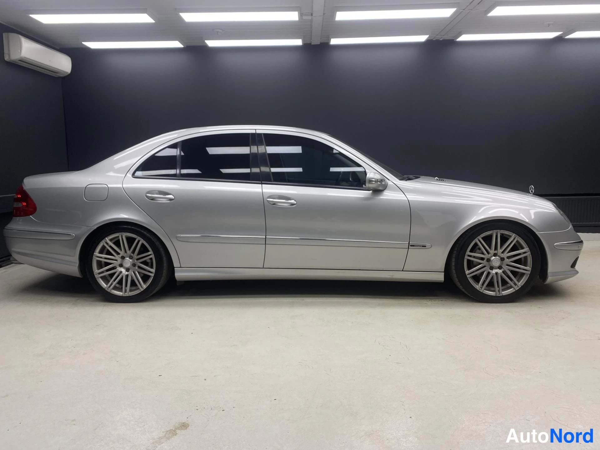 Harmaa Mercedes-Benz E 2005, takaviisto, kuva 5