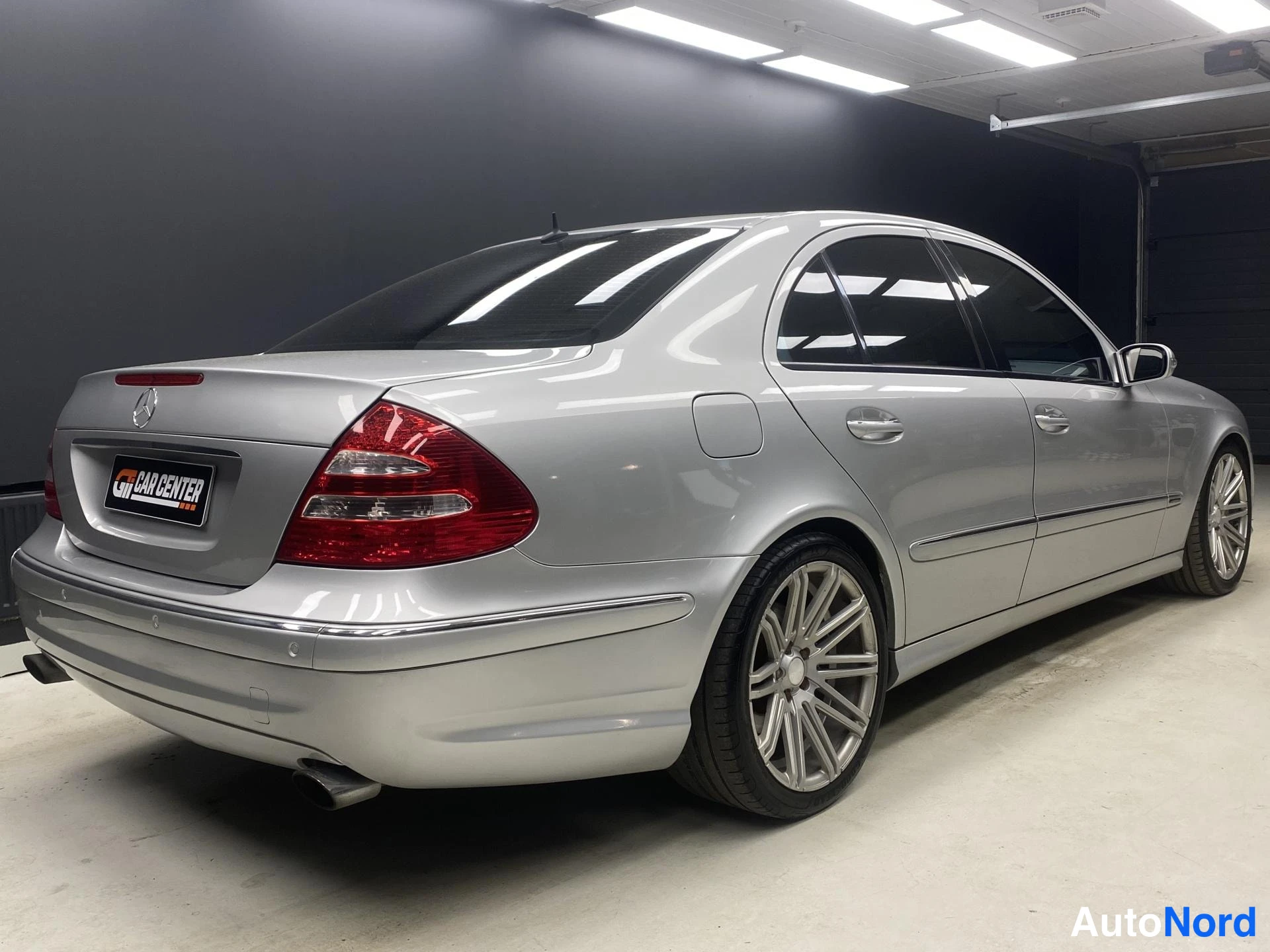 Harmaa Mercedes-Benz E 2005, takaviisto, kuva 4