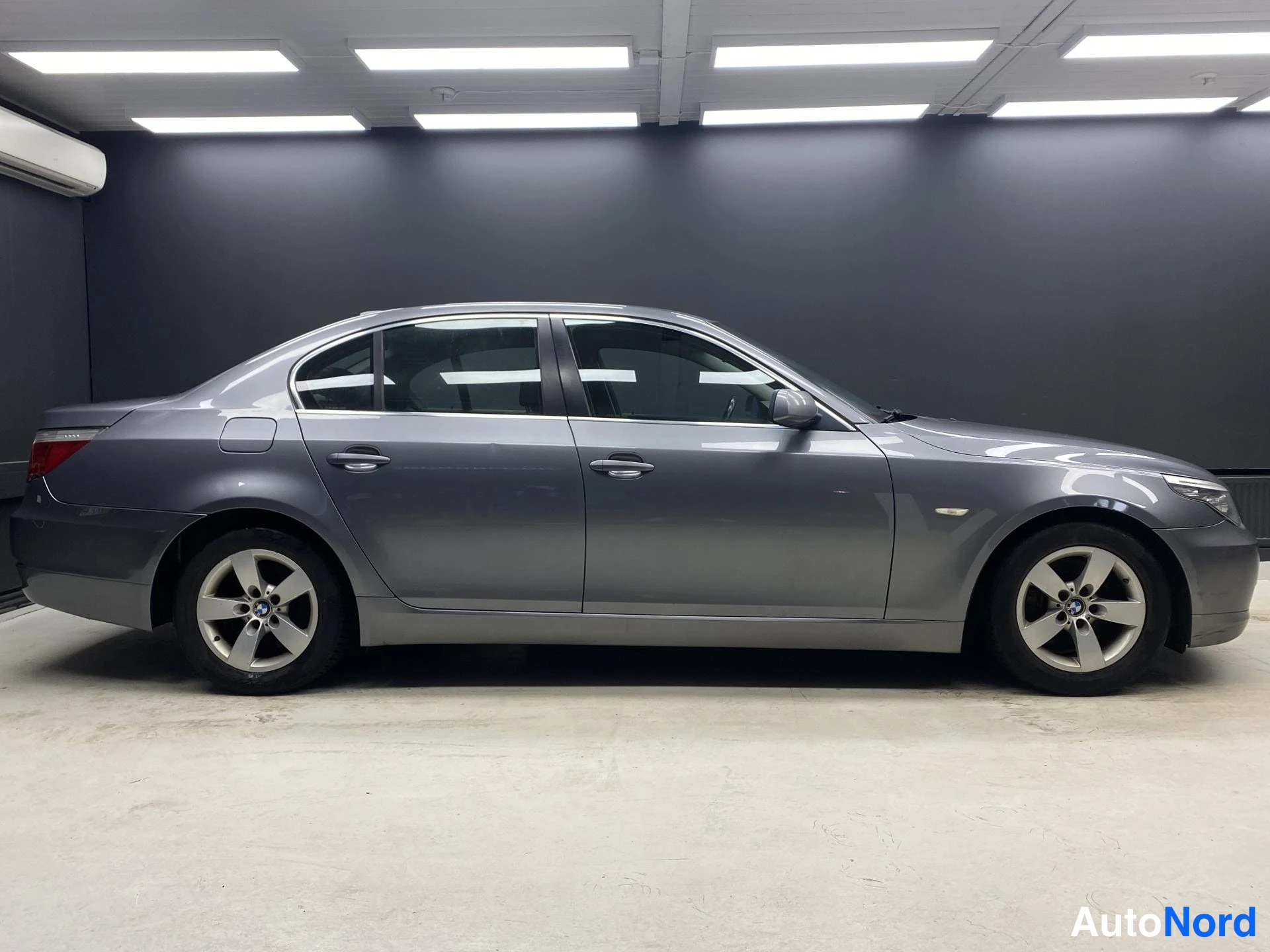 Harmaa BMW 520d 2008, sivulta, kuva 4