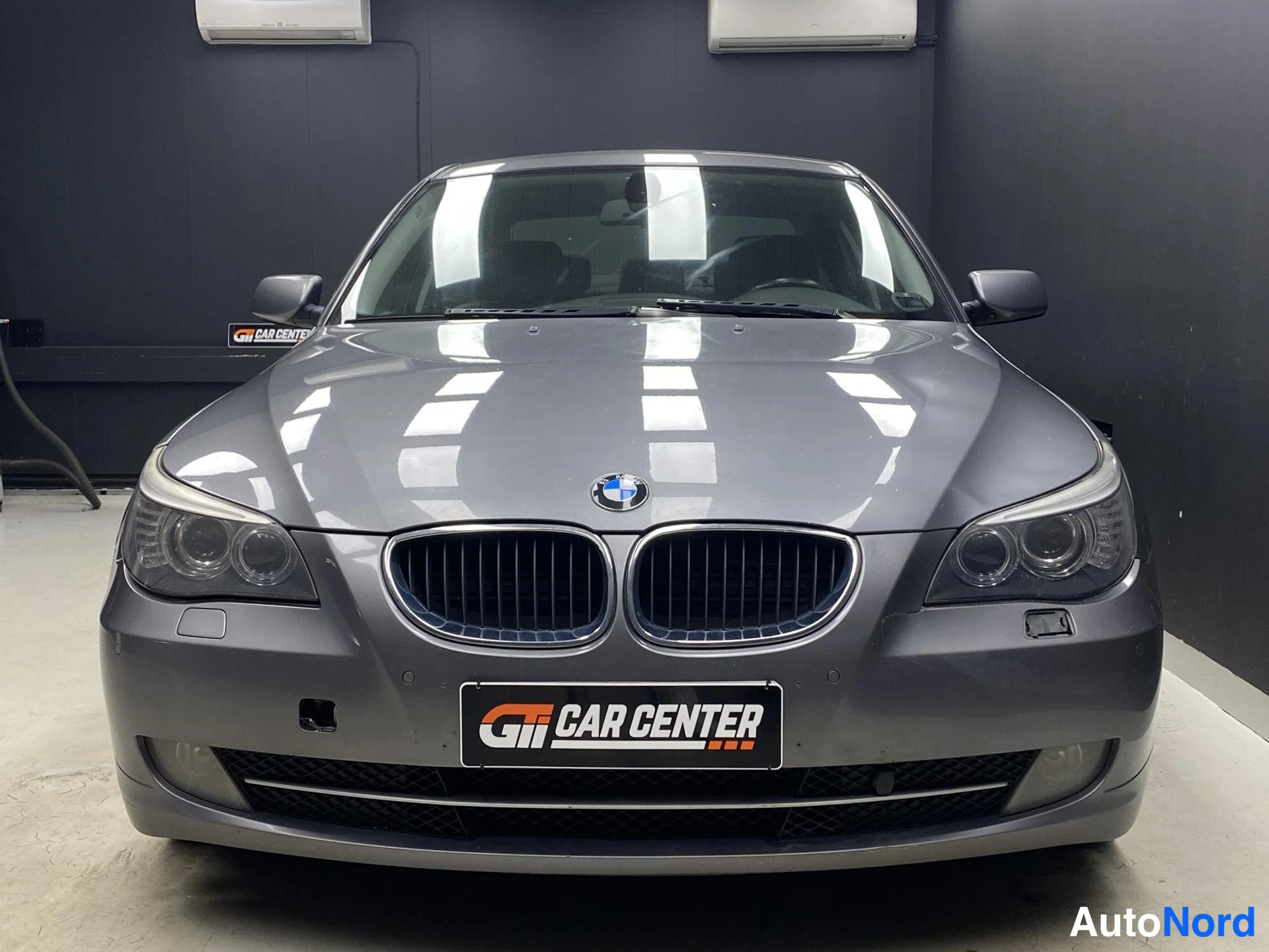 Harmaa BMW 520d 2008, edestä, kuva 3