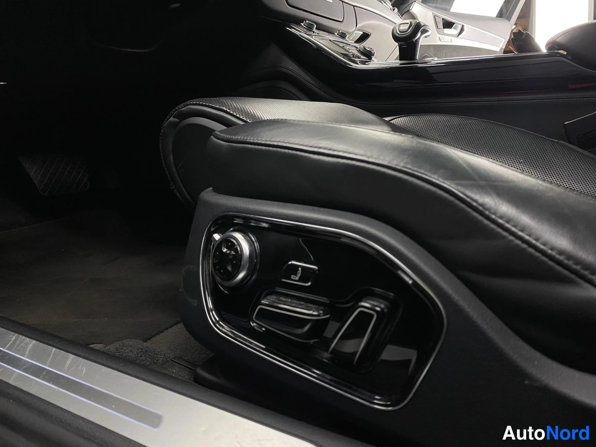 Musta Audi A8 2015, kuva 39