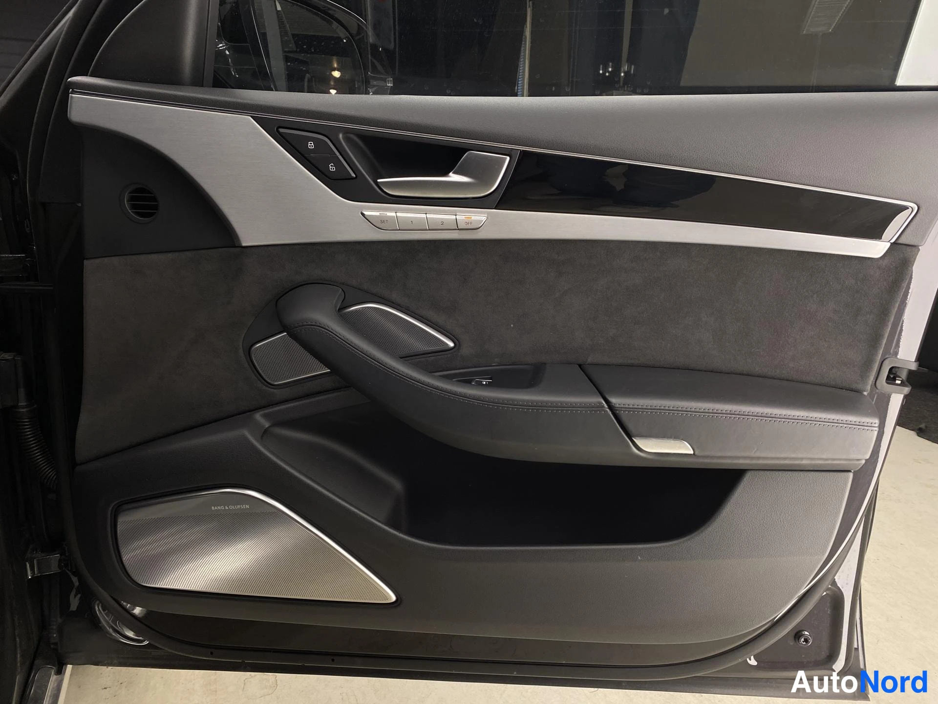 Musta Audi A8 2015, kuva 16