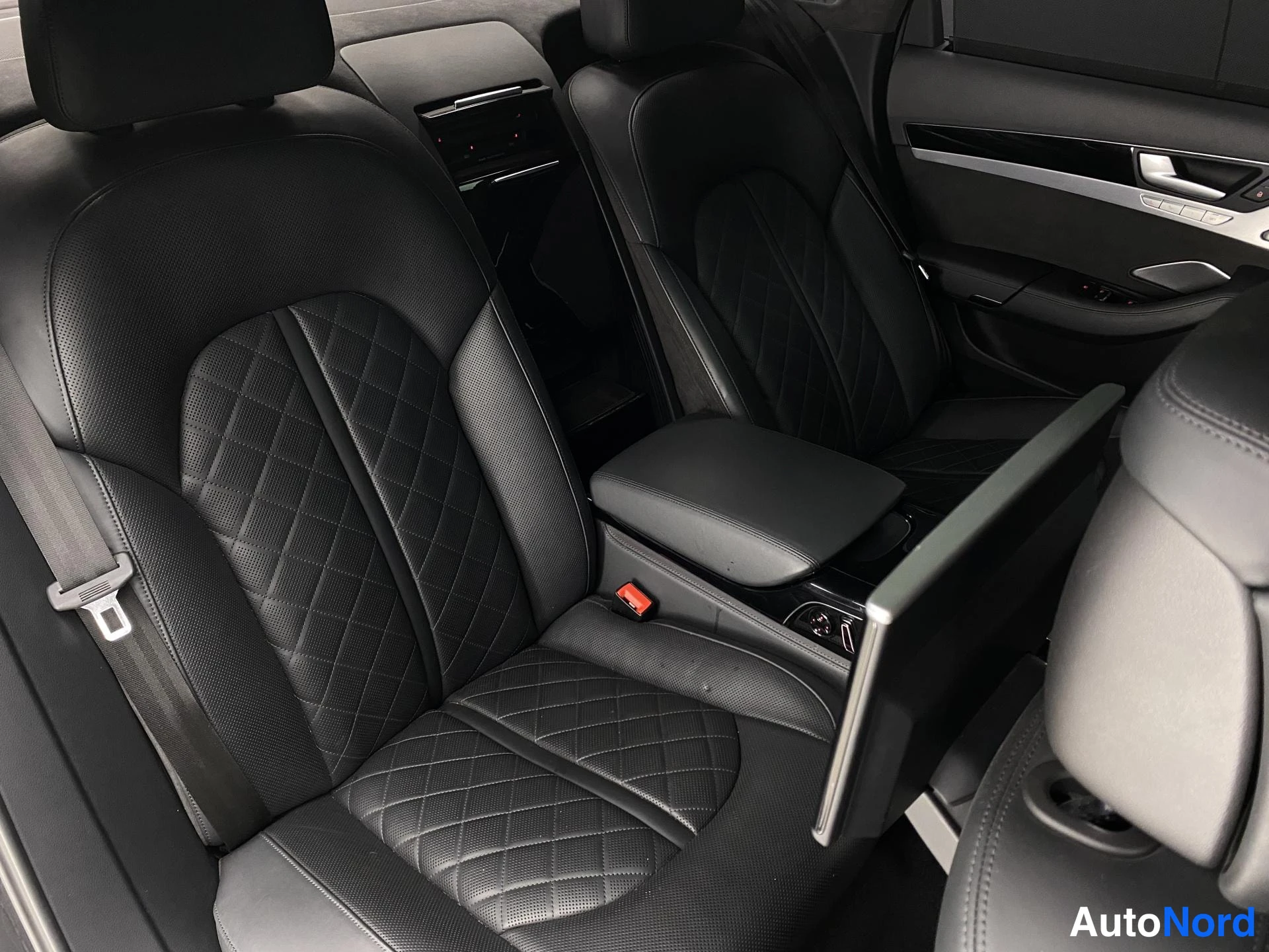 Musta Audi A8 2015, kuva 19