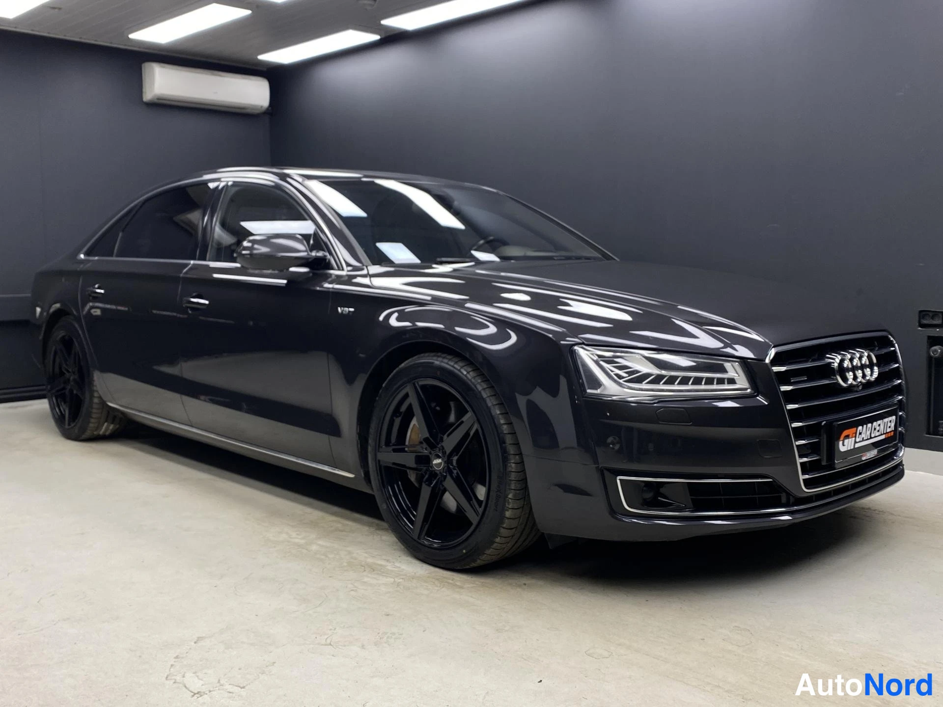 Musta Audi A8 2015, etuviisto, keula oikealle, kuva 2