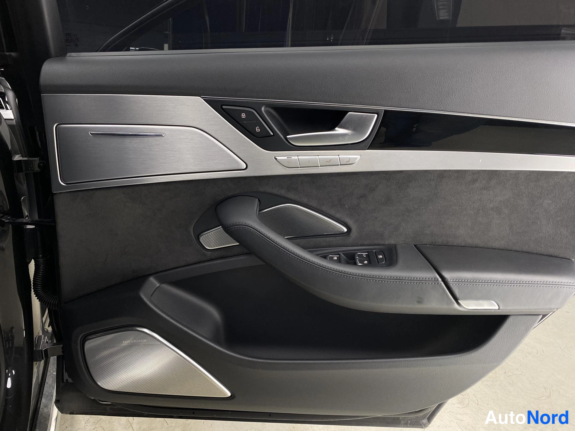Musta Audi A8 2015, kuva 21