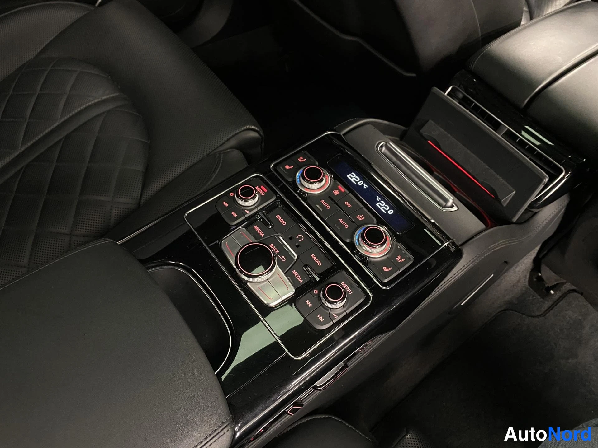 Musta Audi A8 2015, kuva 22