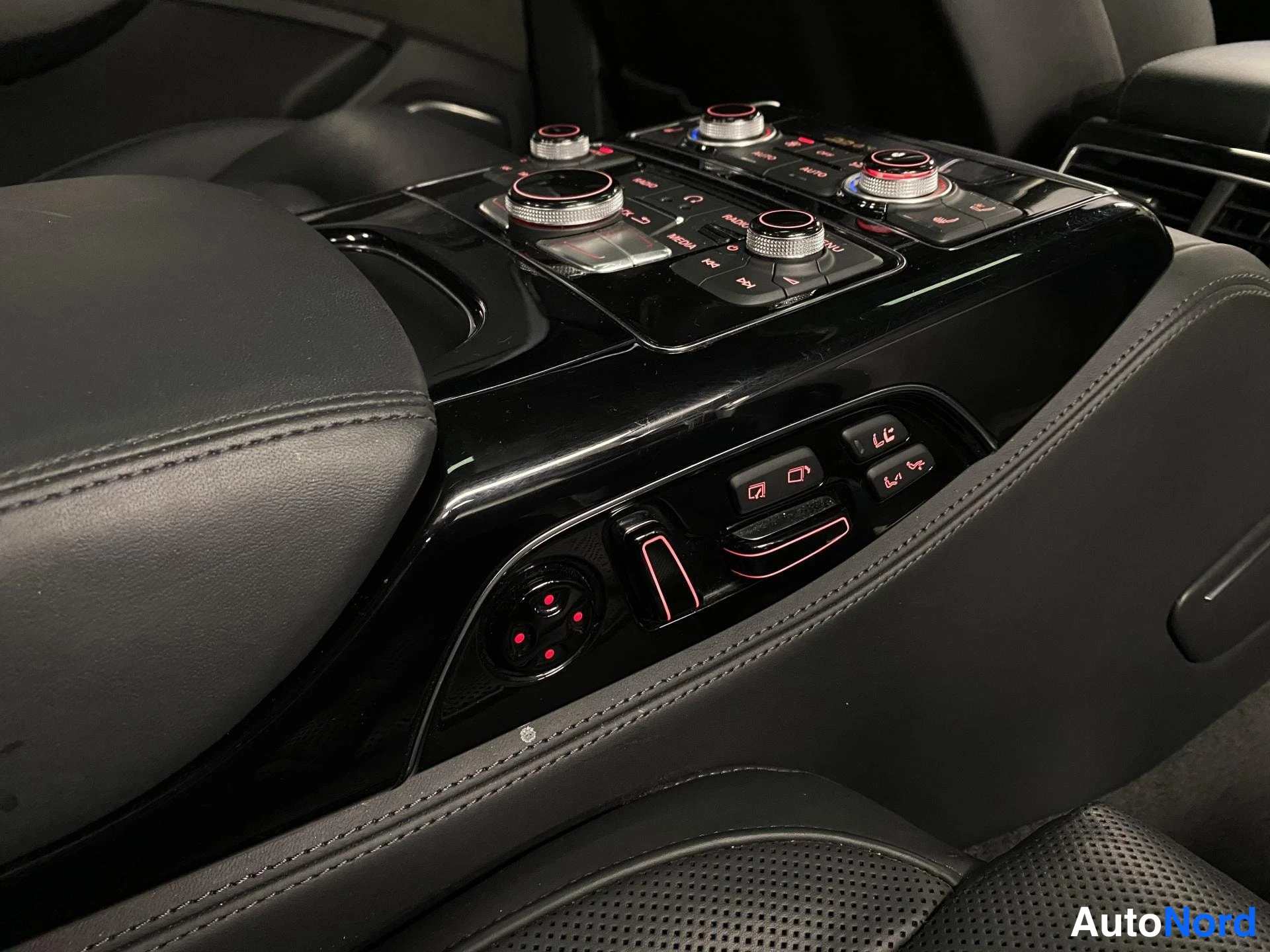 Musta Audi A8 2015, kuva 23