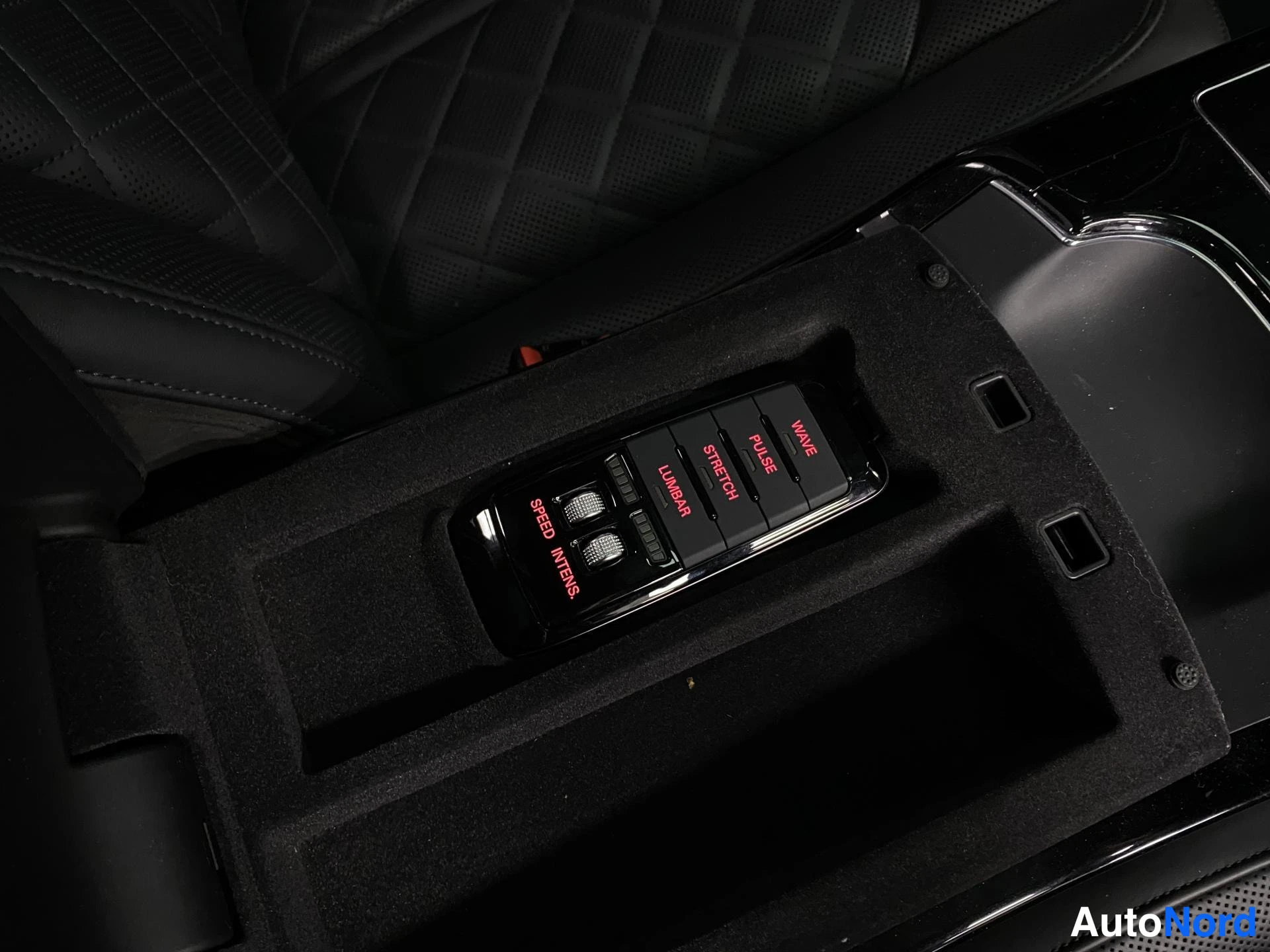 Musta Audi A8 2015, kuva 25