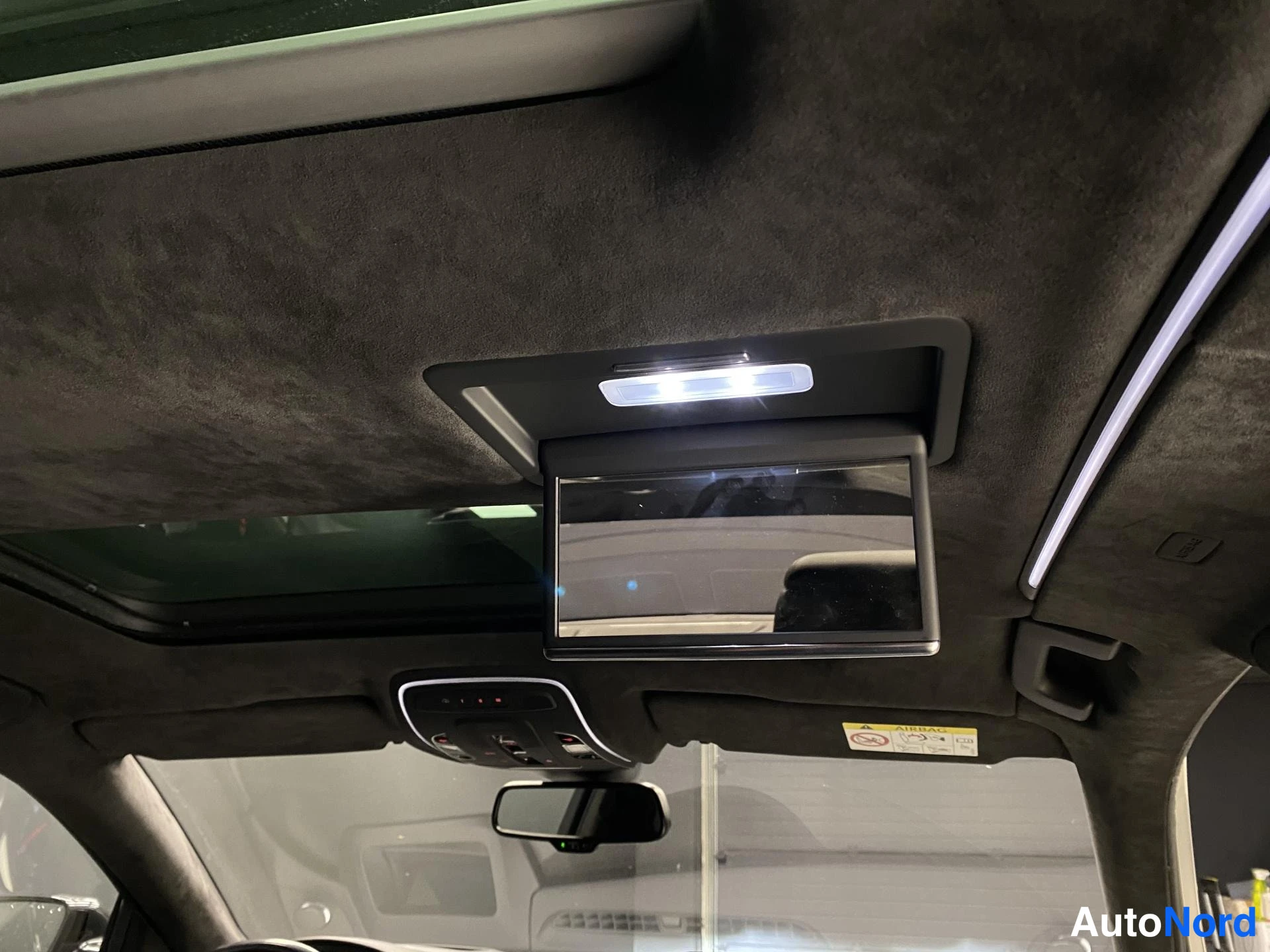 Musta Audi A8 2015, kuva 27