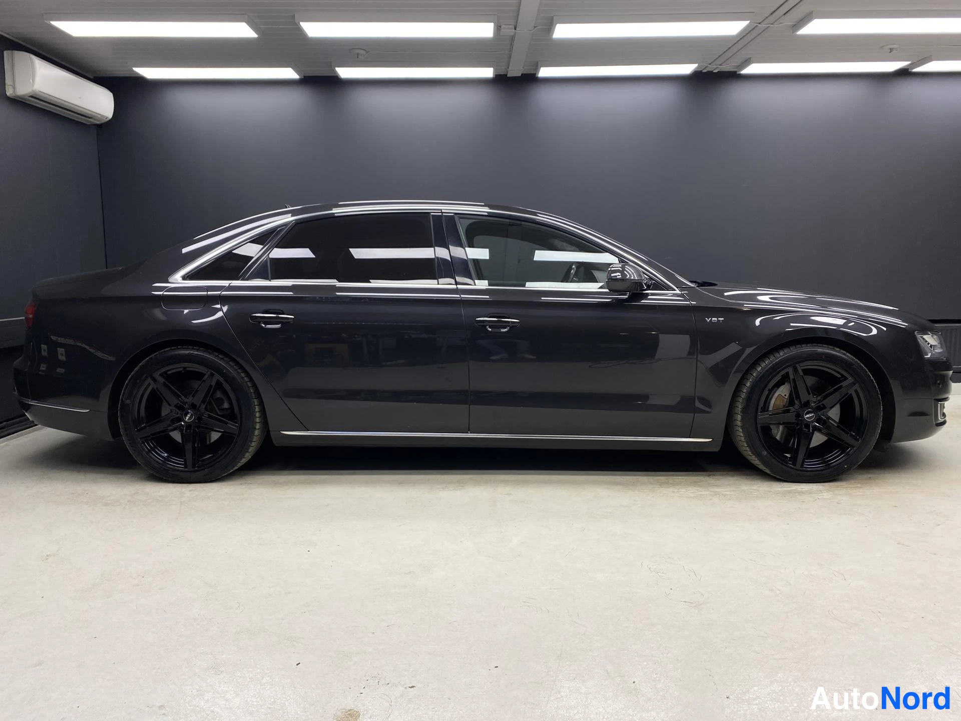 Musta Audi A8 2015, sivulta, kuva 6