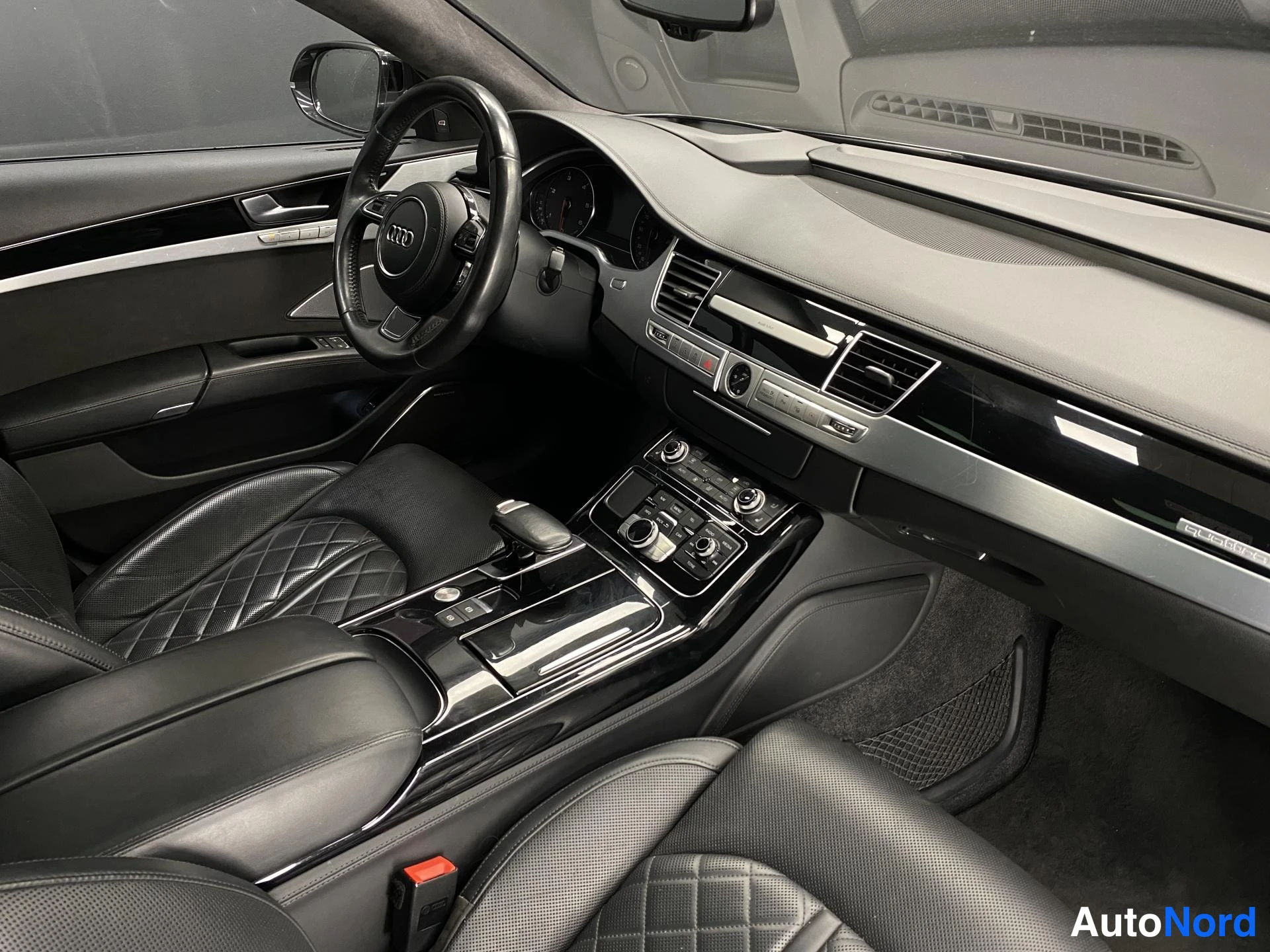 Musta Audi A8 2015, kuva 31