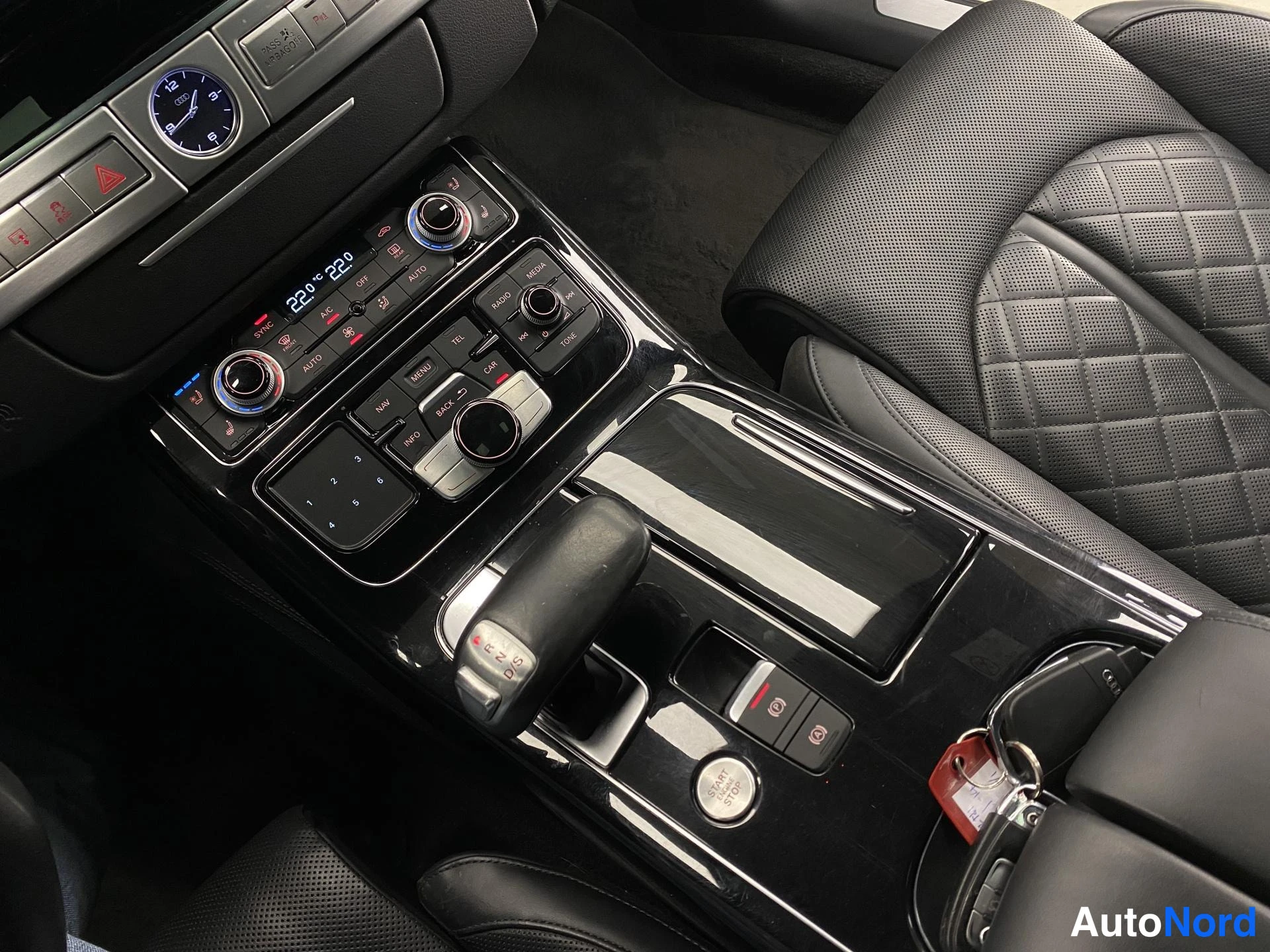 Musta Audi A8 2015, kuva 35