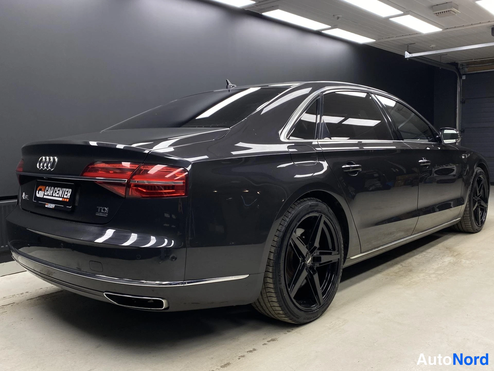 Musta Audi A8 2015, takaviisto, kuva 8