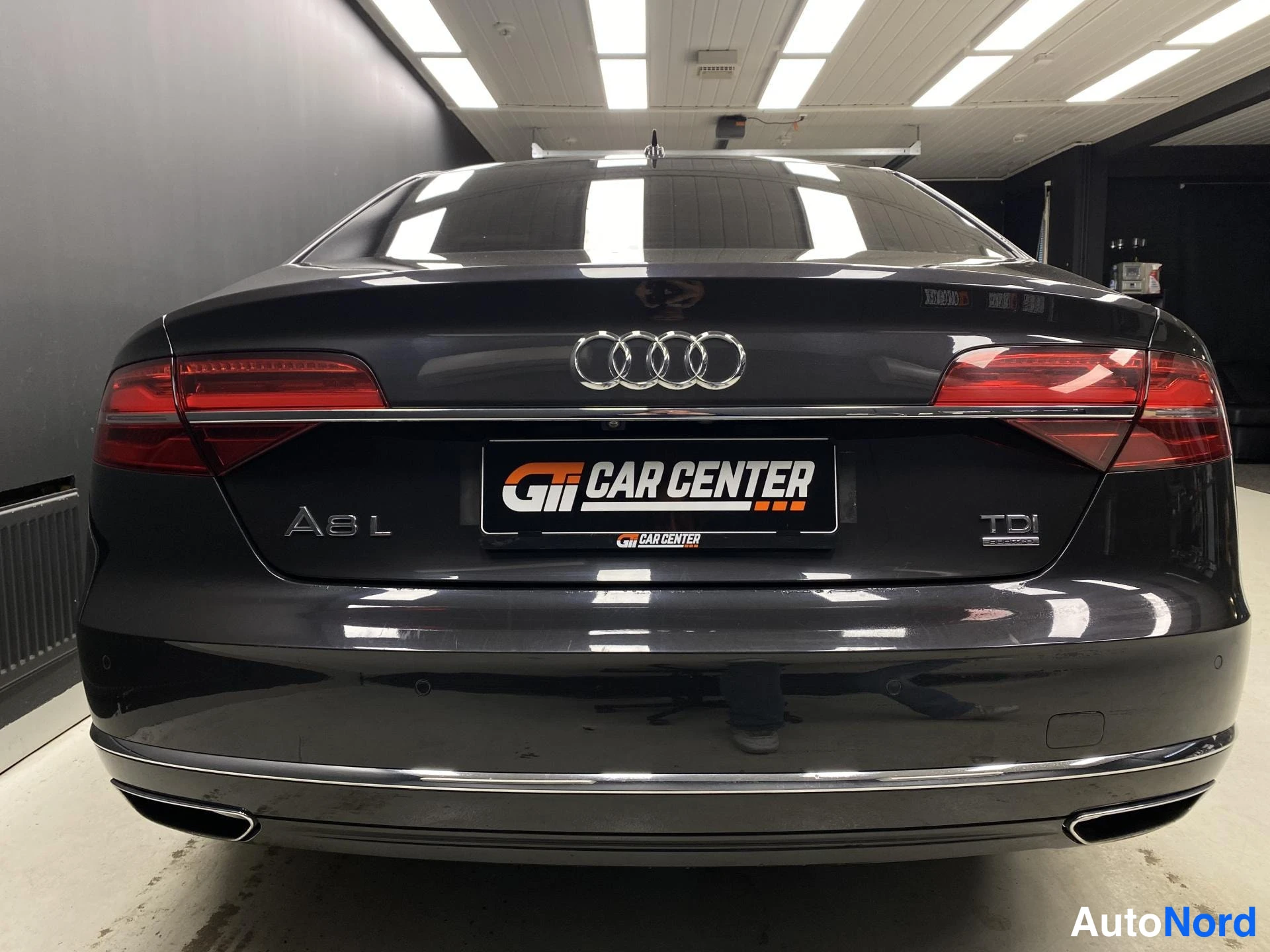 Musta Audi A8 2015, takaa, kuva 10