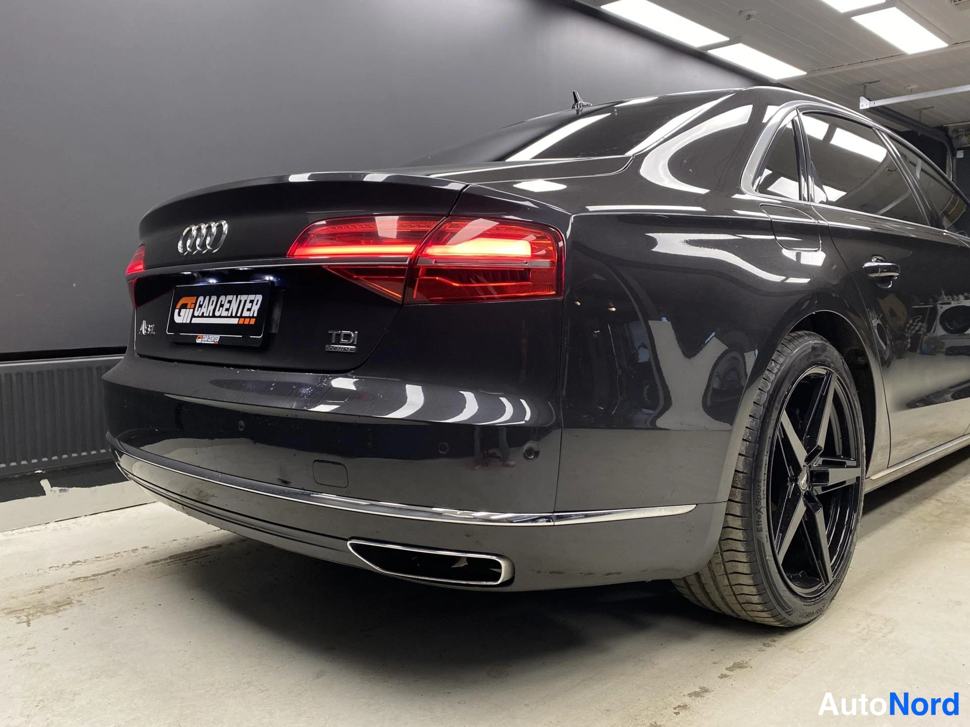Musta Audi A8 2015, takaviisto, kuva 9