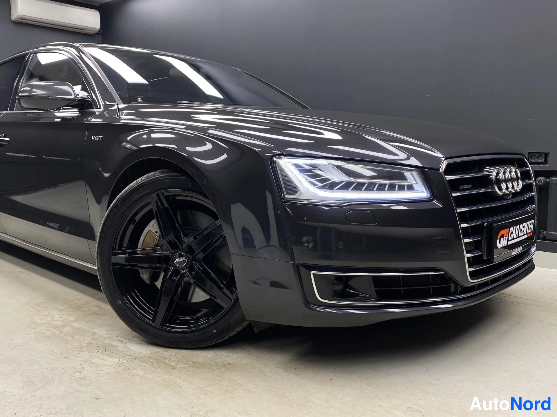 Musta Audi A8 2015, etuviisto, keula oikealle, kuva 3