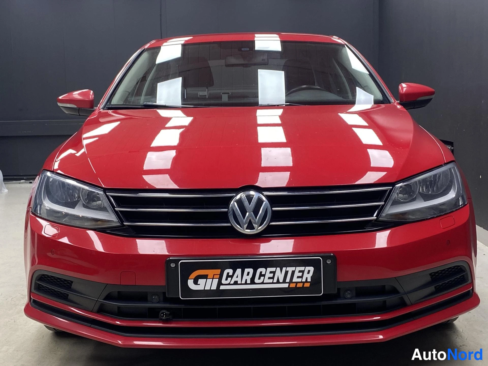 Punainen Volkswagen Jetta 2015, edestä, kuva 3