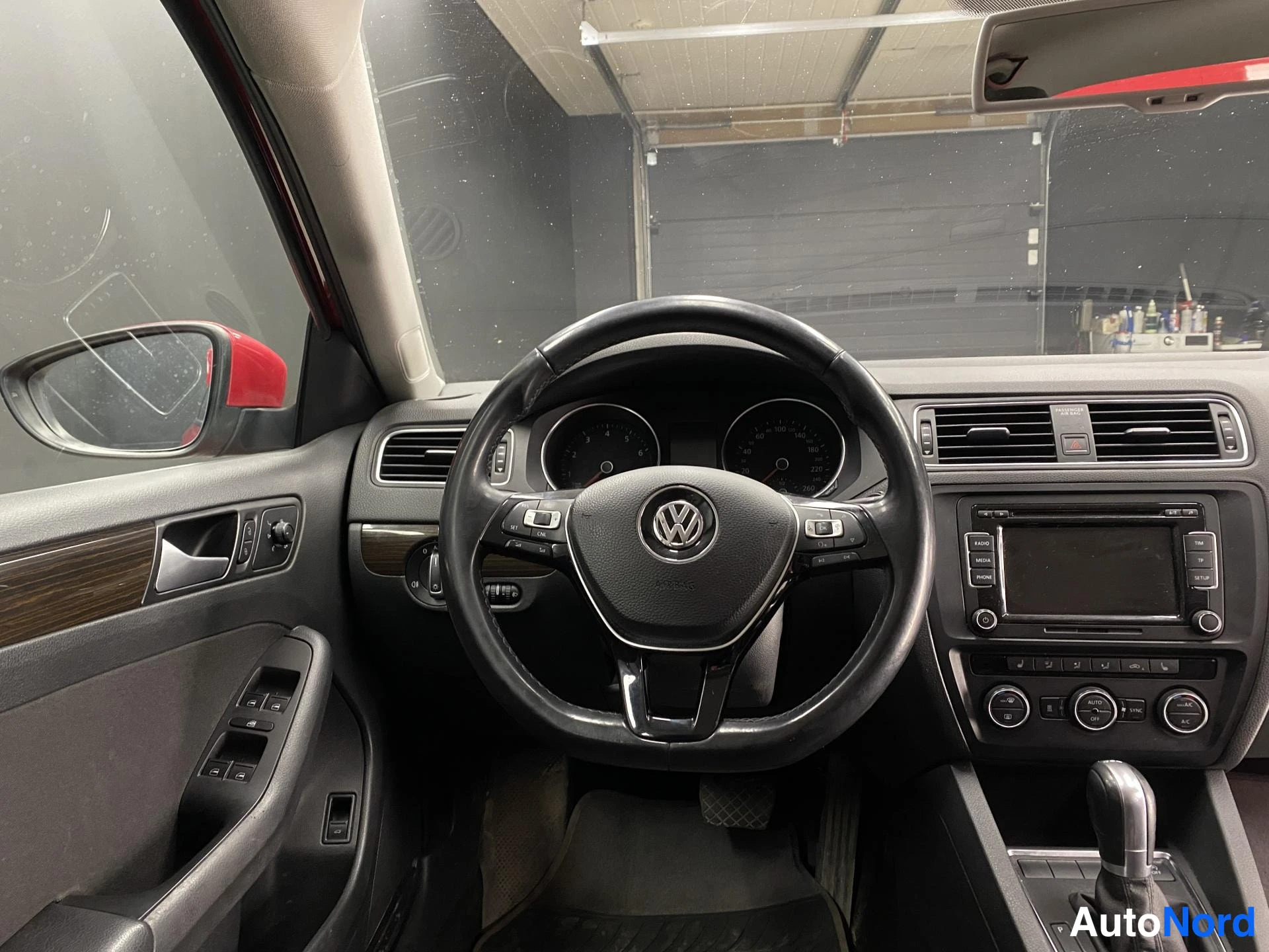 Punainen Volkswagen Jetta 2015, kuva 12
