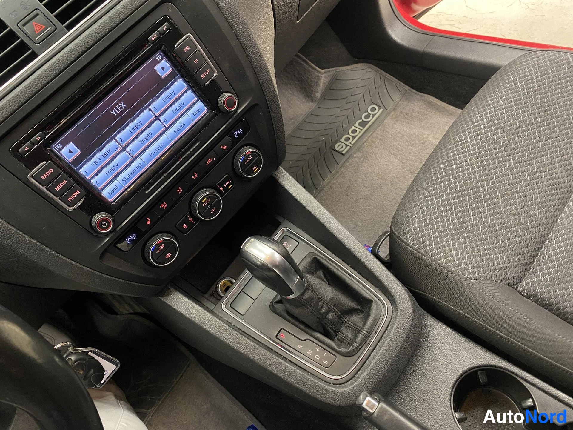 Punainen Volkswagen Jetta 2015, kuva 13