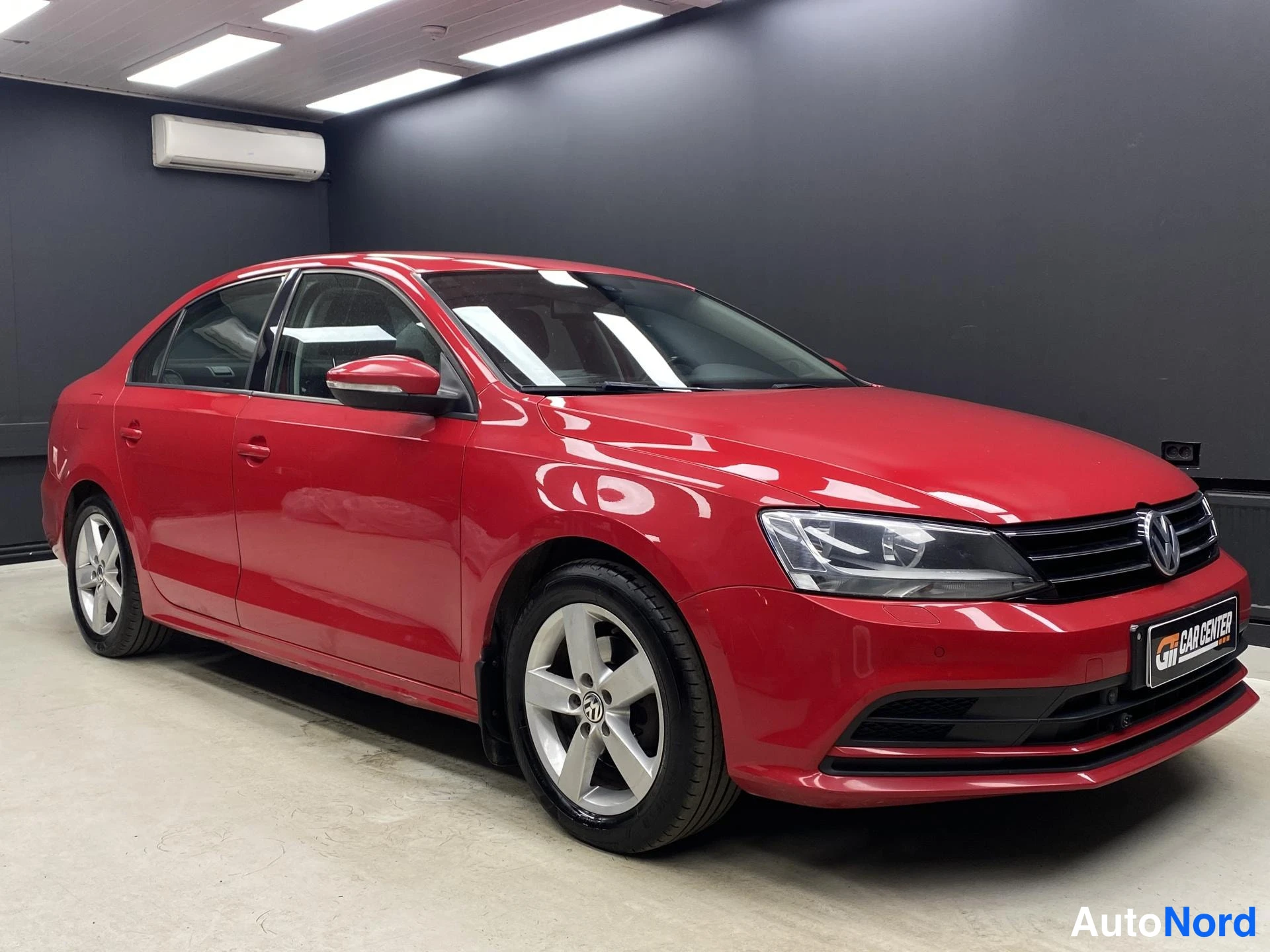 Punainen Volkswagen Jetta 2015, etuviisto, keula oikealle, kuva 2