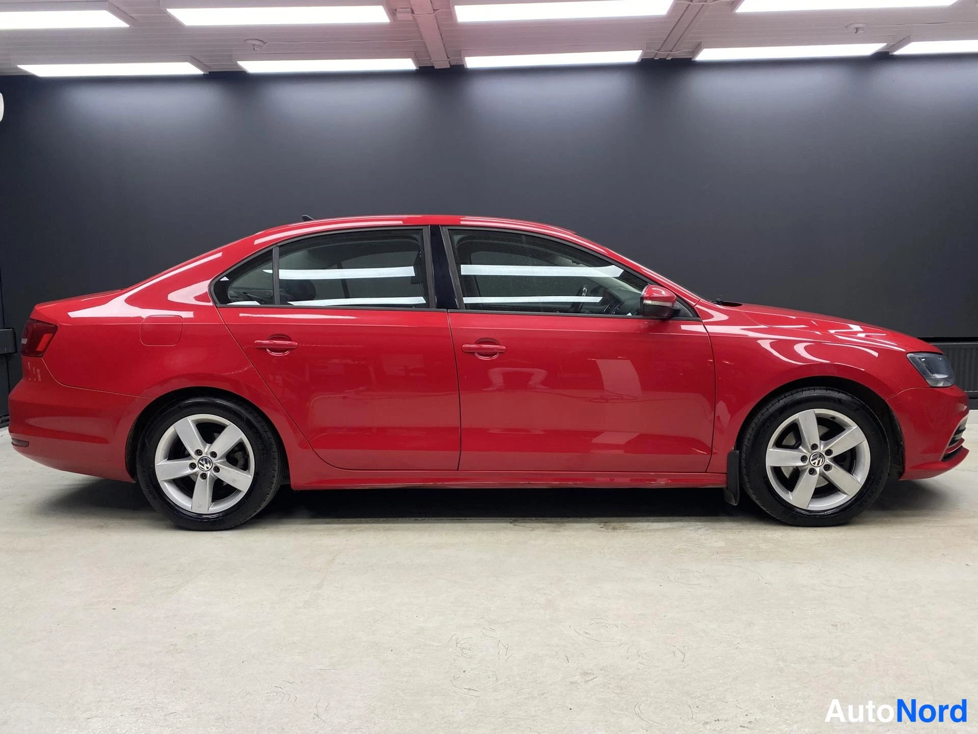Punainen Volkswagen Jetta 2015, sivulta, kuva 4
