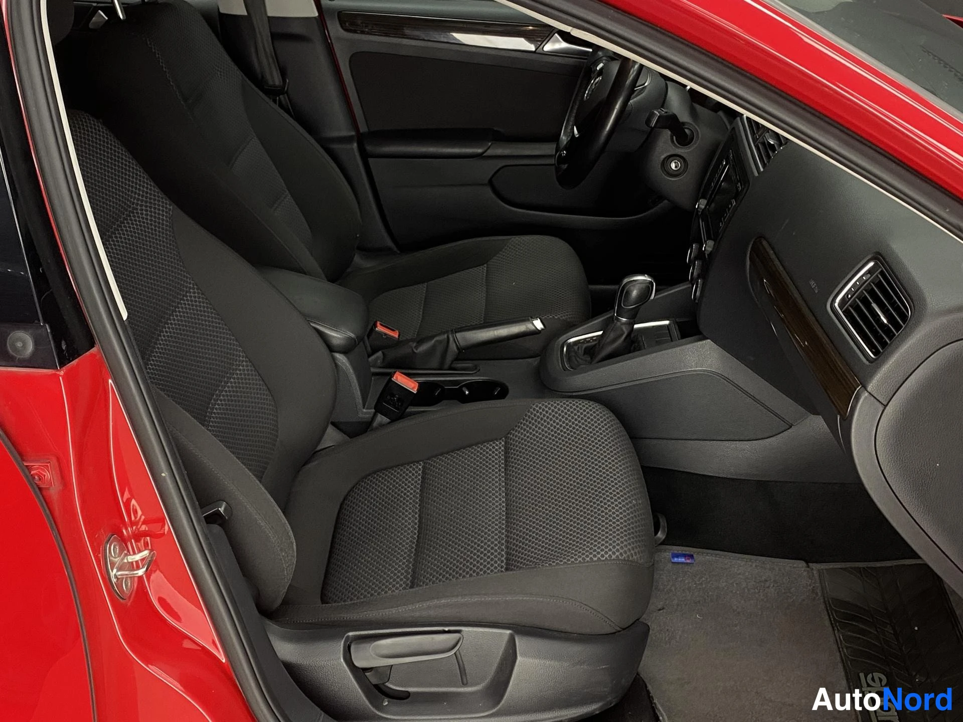 Punainen Volkswagen Jetta 2015, kuva 6