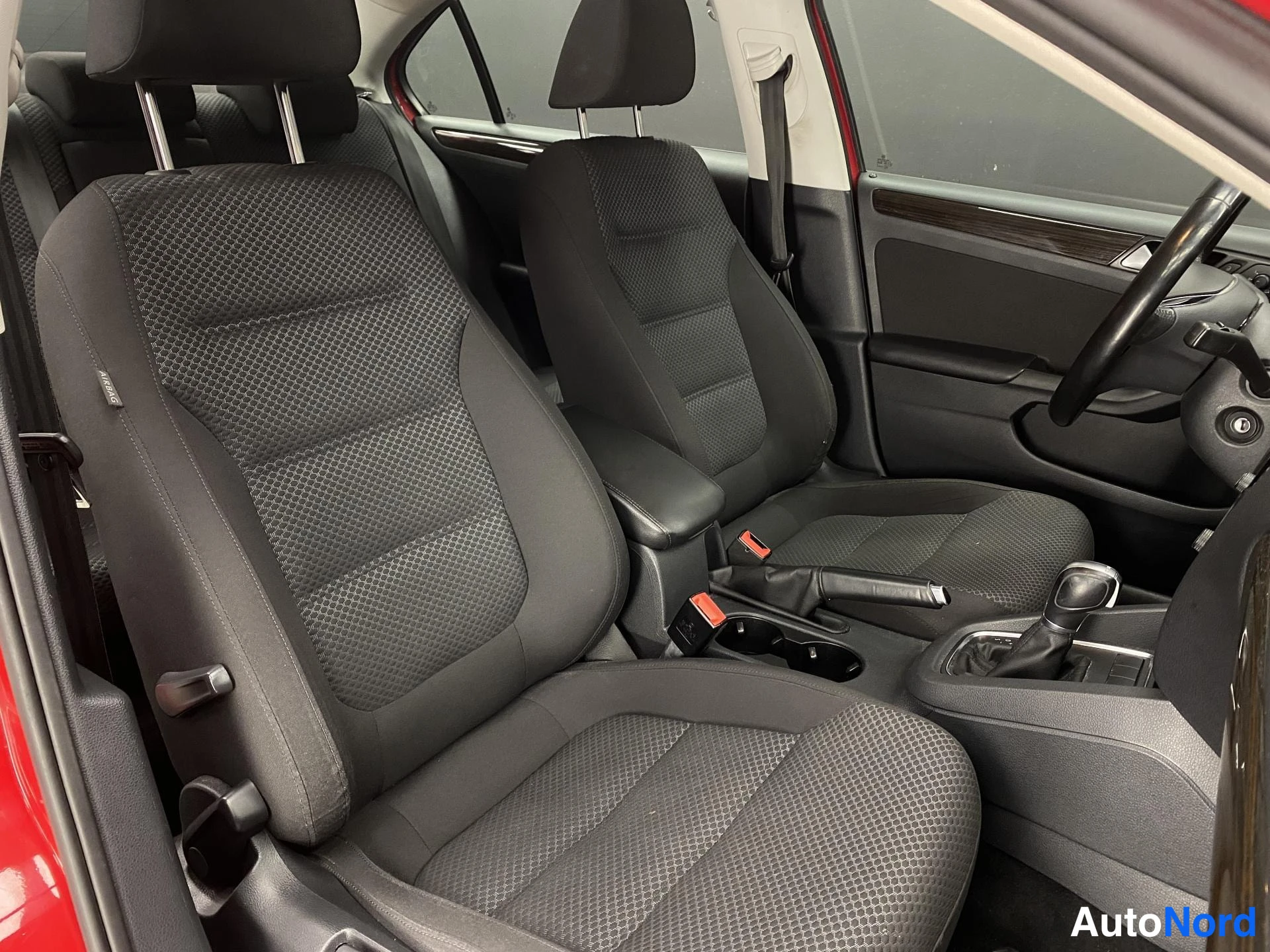 Punainen Volkswagen Jetta 2015, kuva 7